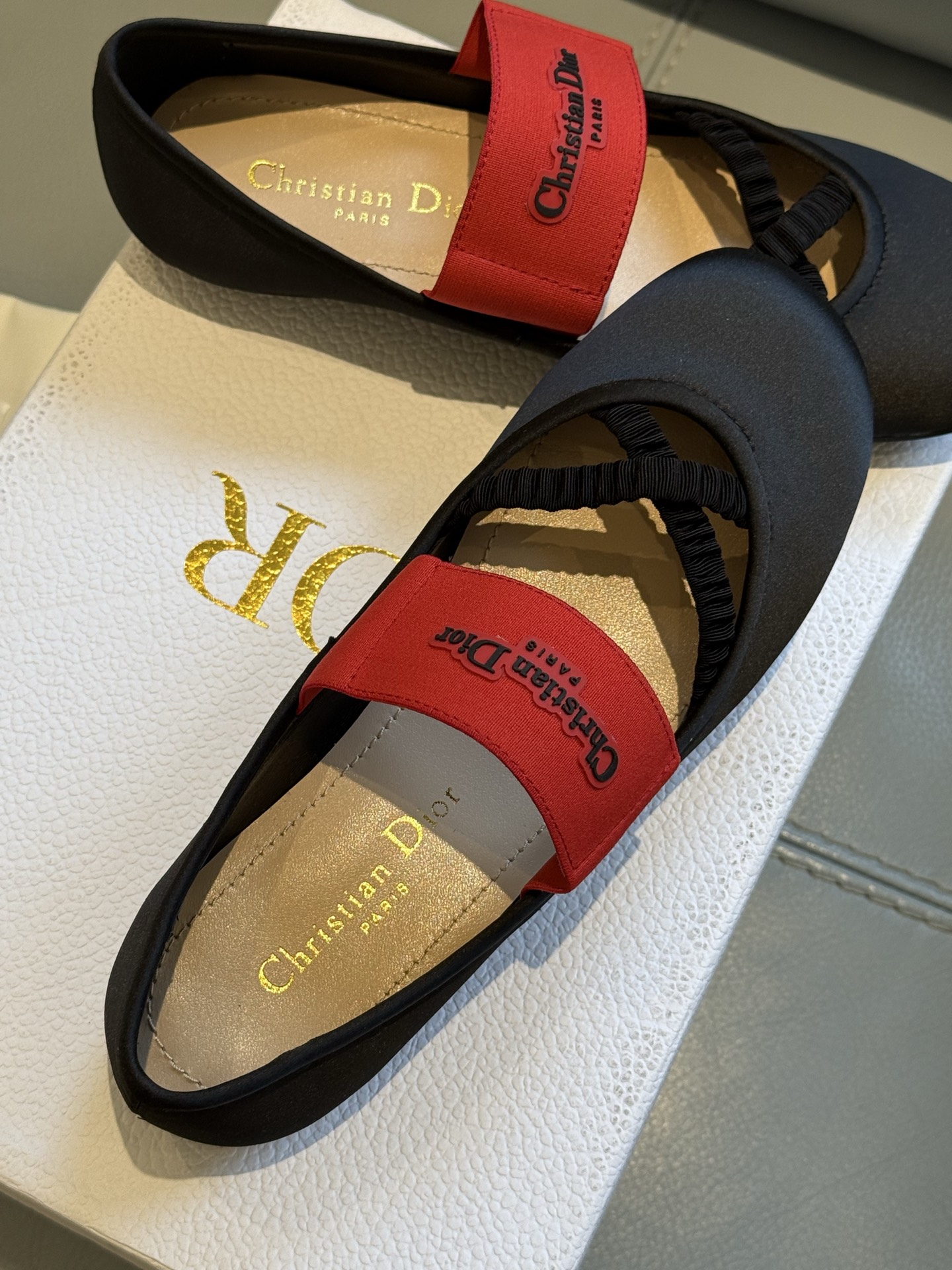 
Dior 25秋冬 芭蕾舞鞋新品
轻松优雅的氛围感，这个形体也太可爱了吧！
细节设计很走心呀，爱惨了
