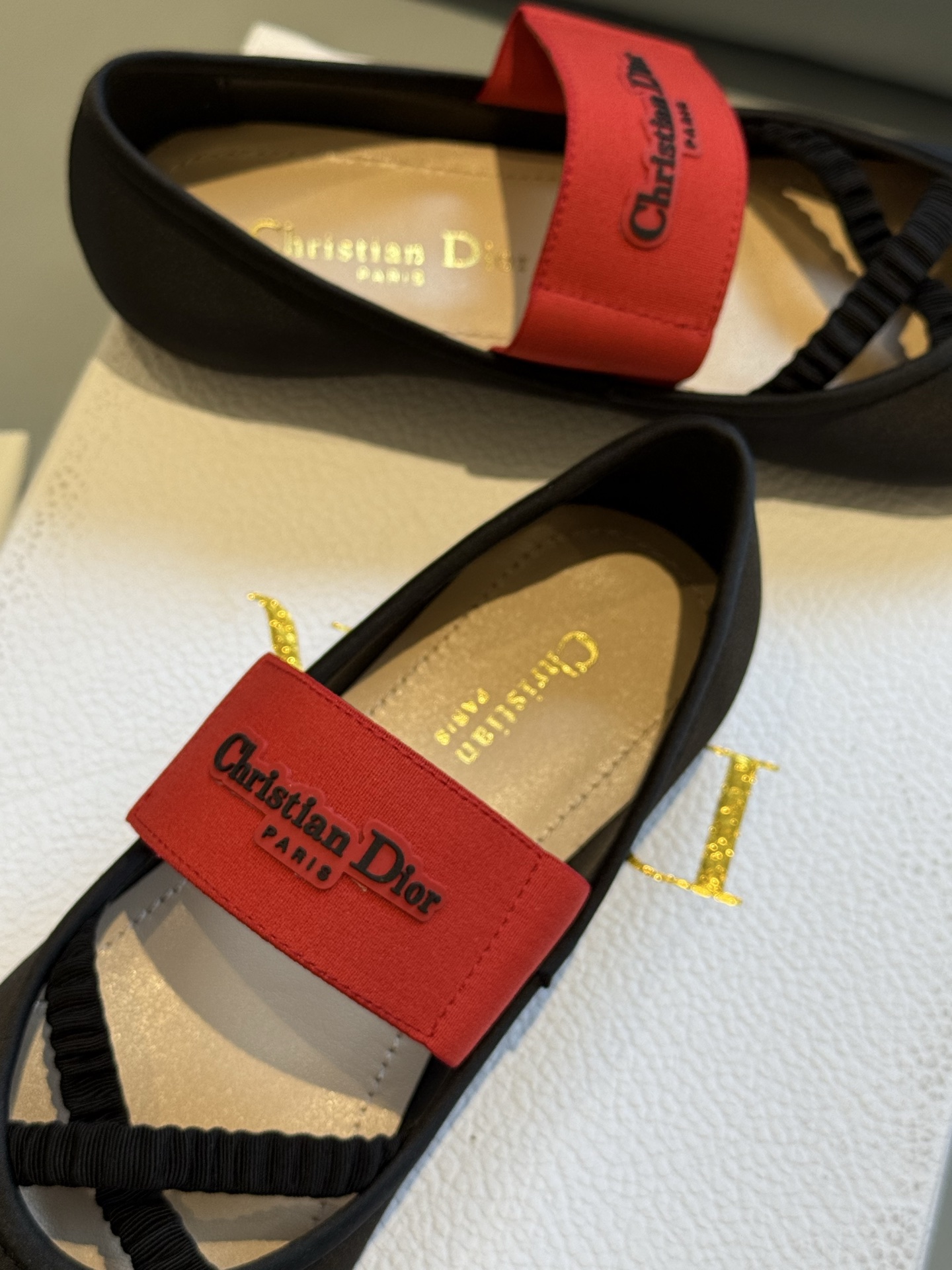 
Dior 25秋冬 芭蕾舞鞋新品
轻松优雅的氛围感，这个形体也太可爱了吧！
细节设计很走心呀，爱惨了
