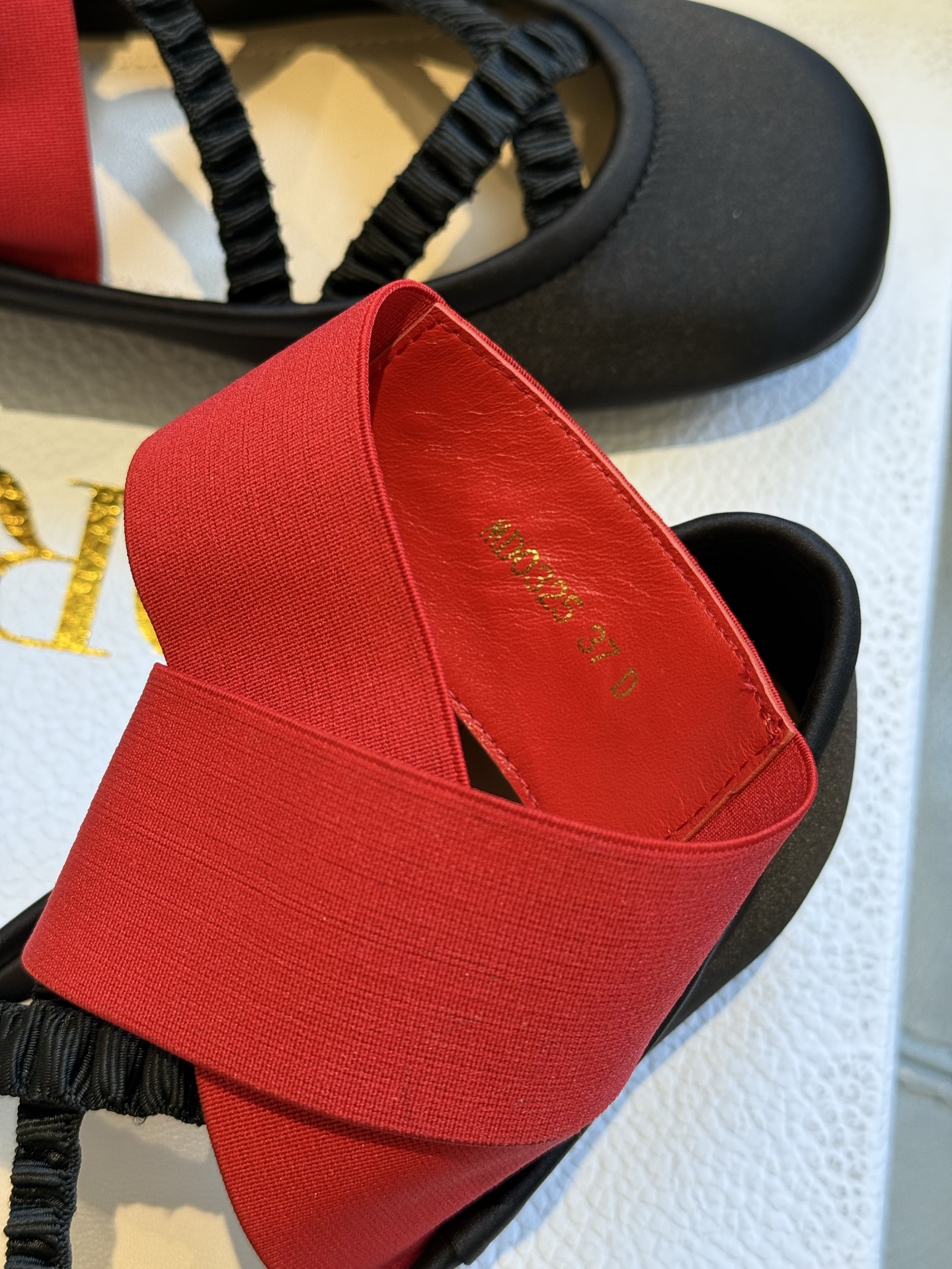 
Dior 25秋冬 芭蕾舞鞋新品
轻松优雅的氛围感，这个形体也太可爱了吧！
细节设计很走心呀，爱惨了
