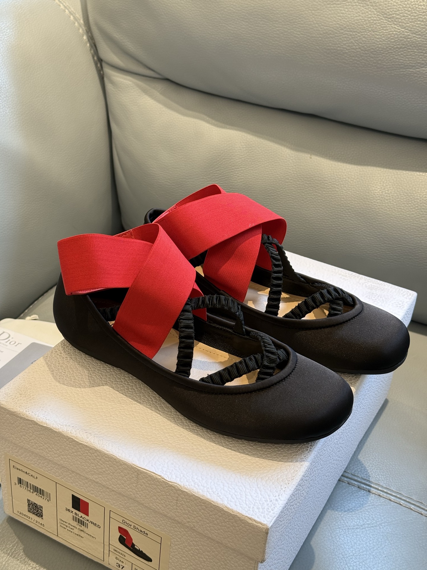 
Dior 25秋冬 芭蕾舞鞋新品
轻松优雅的氛围感，这个形体也太可爱了吧！
细节设计很走心呀，爱惨了
