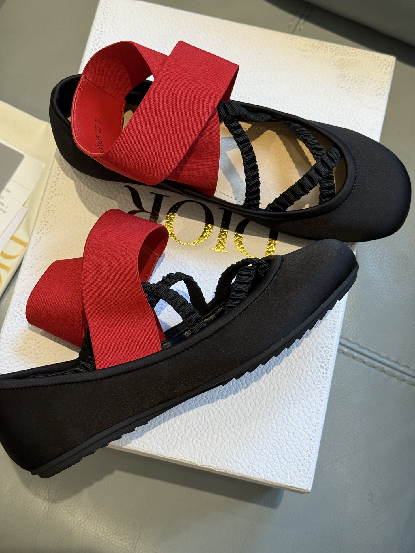 
Dior 25秋冬 芭蕾舞鞋新品
轻松优雅的氛围感，这个形体也太可爱了吧！
细节设计很走心呀，爱惨了
