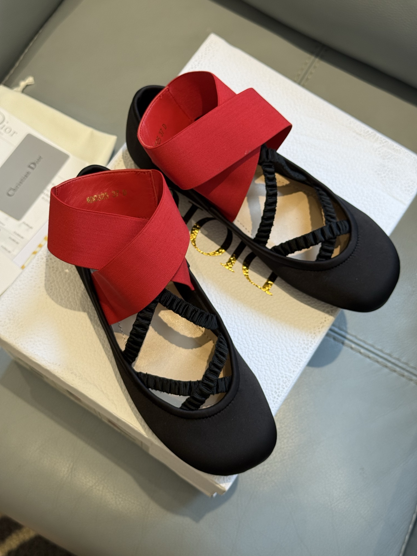 
Dior 25秋冬 芭蕾舞鞋新品
轻松优雅的氛围感，这个形体也太可爱了吧！
细节设计很走心呀，爱惨了
