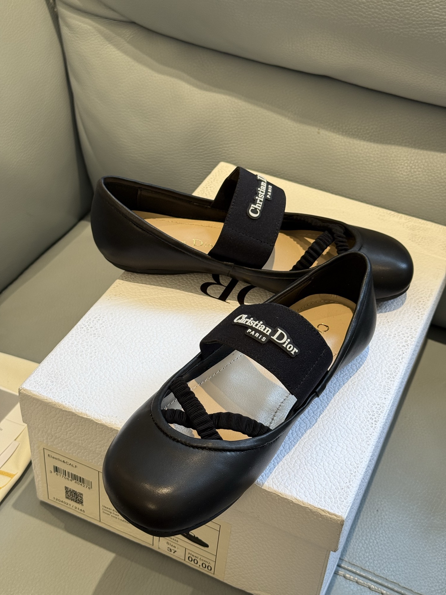 
Dior 25秋冬 芭蕾舞鞋新品
轻松优雅的氛围感，这个形体也太可爱了吧！
细节设计很走心呀，爱惨了
