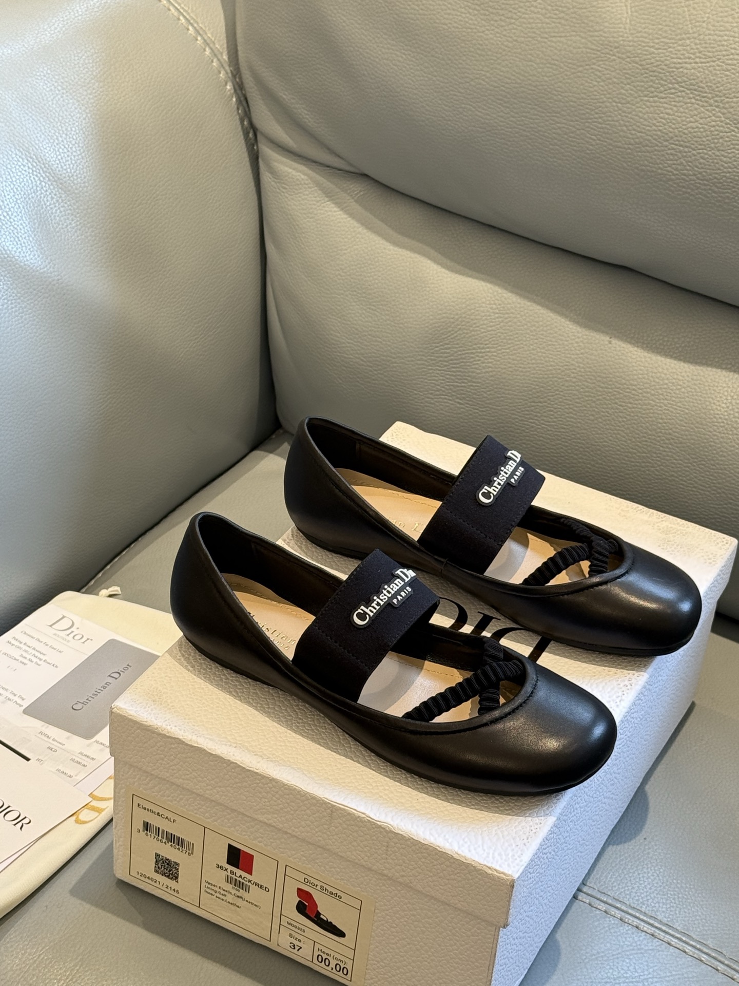 
Dior 25秋冬 芭蕾舞鞋新品
轻松优雅的氛围感，这个形体也太可爱了吧！
细节设计很走心呀，爱惨了

