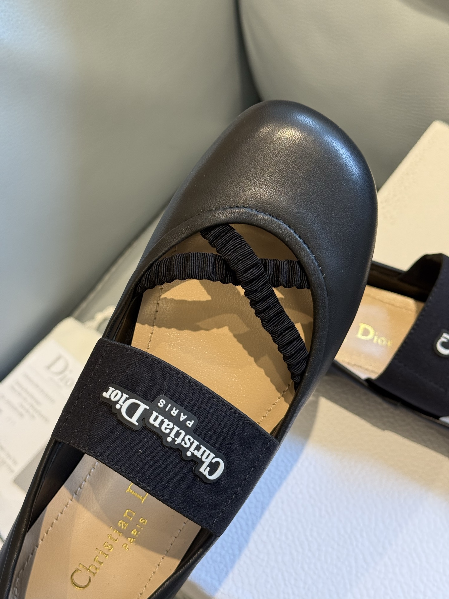 
Dior 25秋冬 芭蕾舞鞋新品
轻松优雅的氛围感，这个形体也太可爱了吧！
细节设计很走心呀，爱惨了
