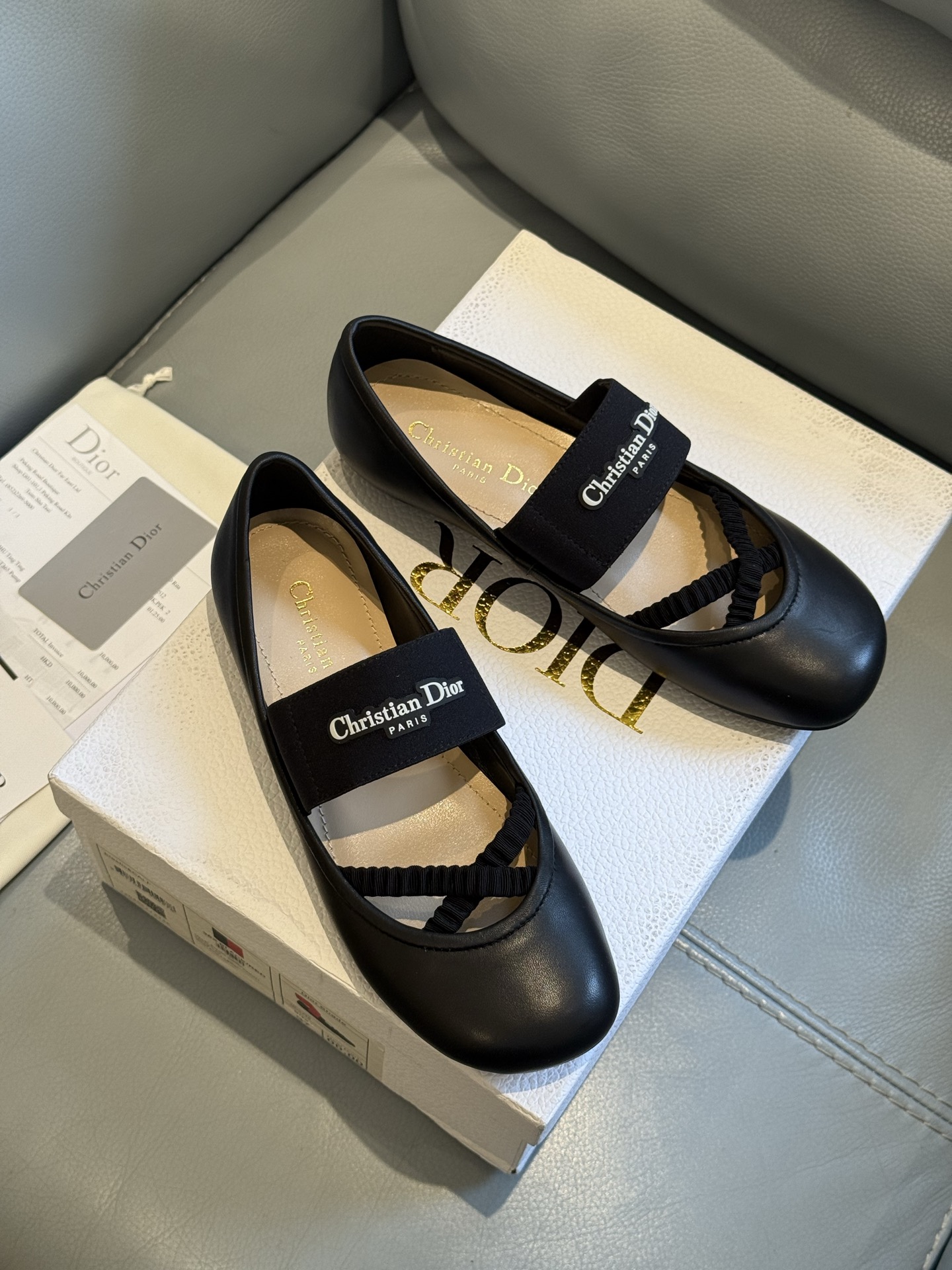 
Dior 25秋冬 芭蕾舞鞋新品
轻松优雅的氛围感，这个形体也太可爱了吧！
细节设计很走心呀，爱惨了
