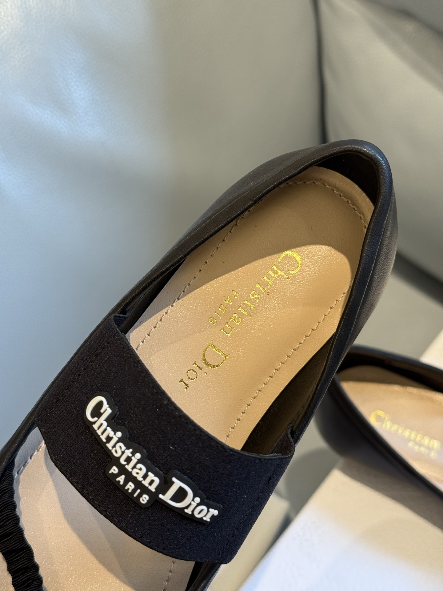 
Dior 25秋冬 芭蕾舞鞋新品
轻松优雅的氛围感，这个形体也太可爱了吧！
细节设计很走心呀，爱惨了
