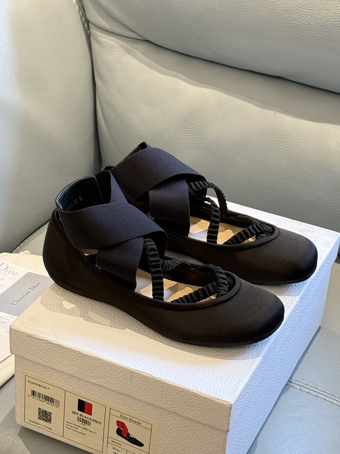 
Dior 25秋冬 芭蕾舞鞋新品
轻松优雅的氛围感，这个形体也太可爱了吧！
细节设计很走心呀，爱惨了
