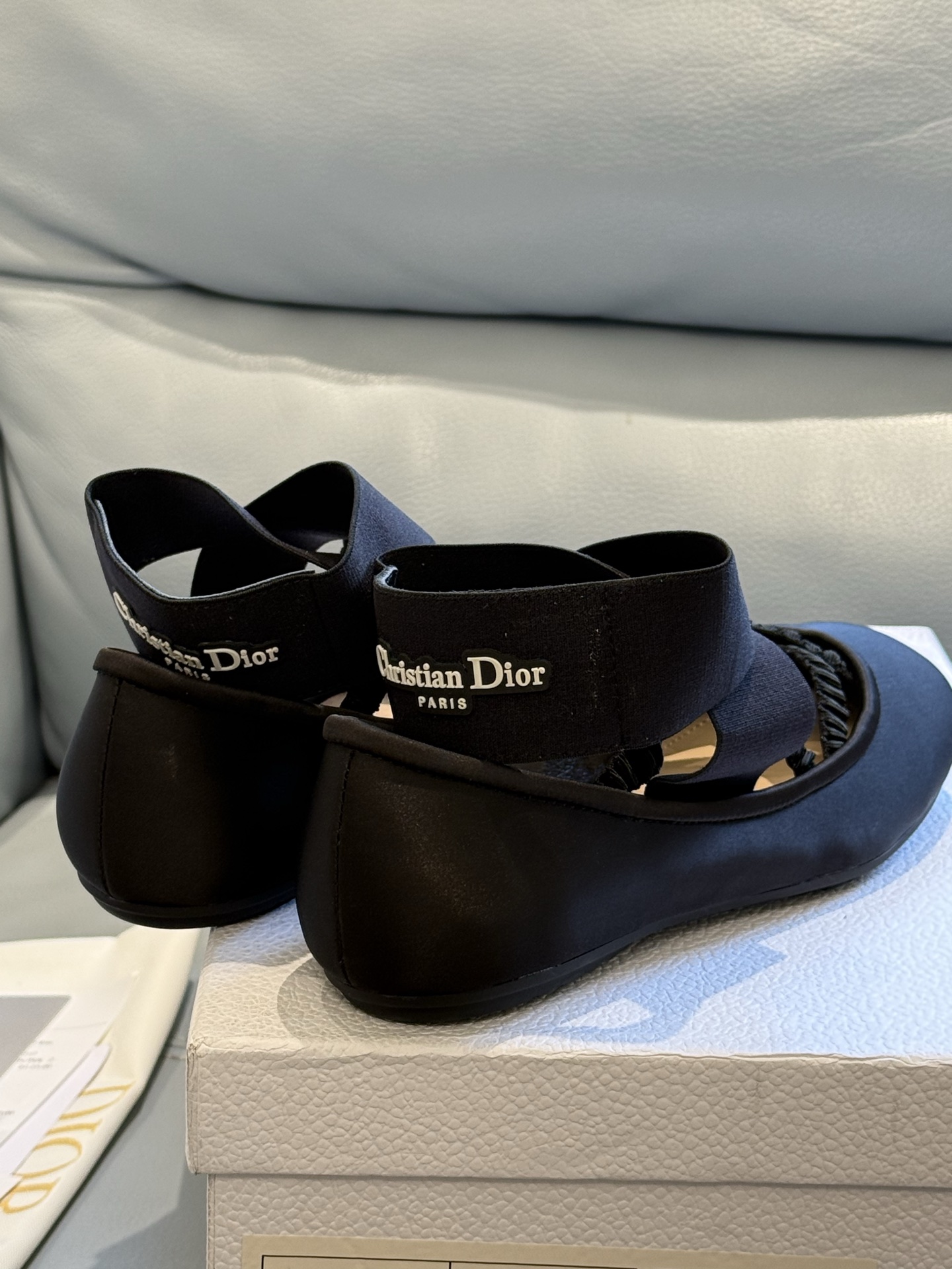 
Dior 25秋冬 芭蕾舞鞋新品
轻松优雅的氛围感，这个形体也太可爱了吧！
细节设计很走心呀，爱惨了
