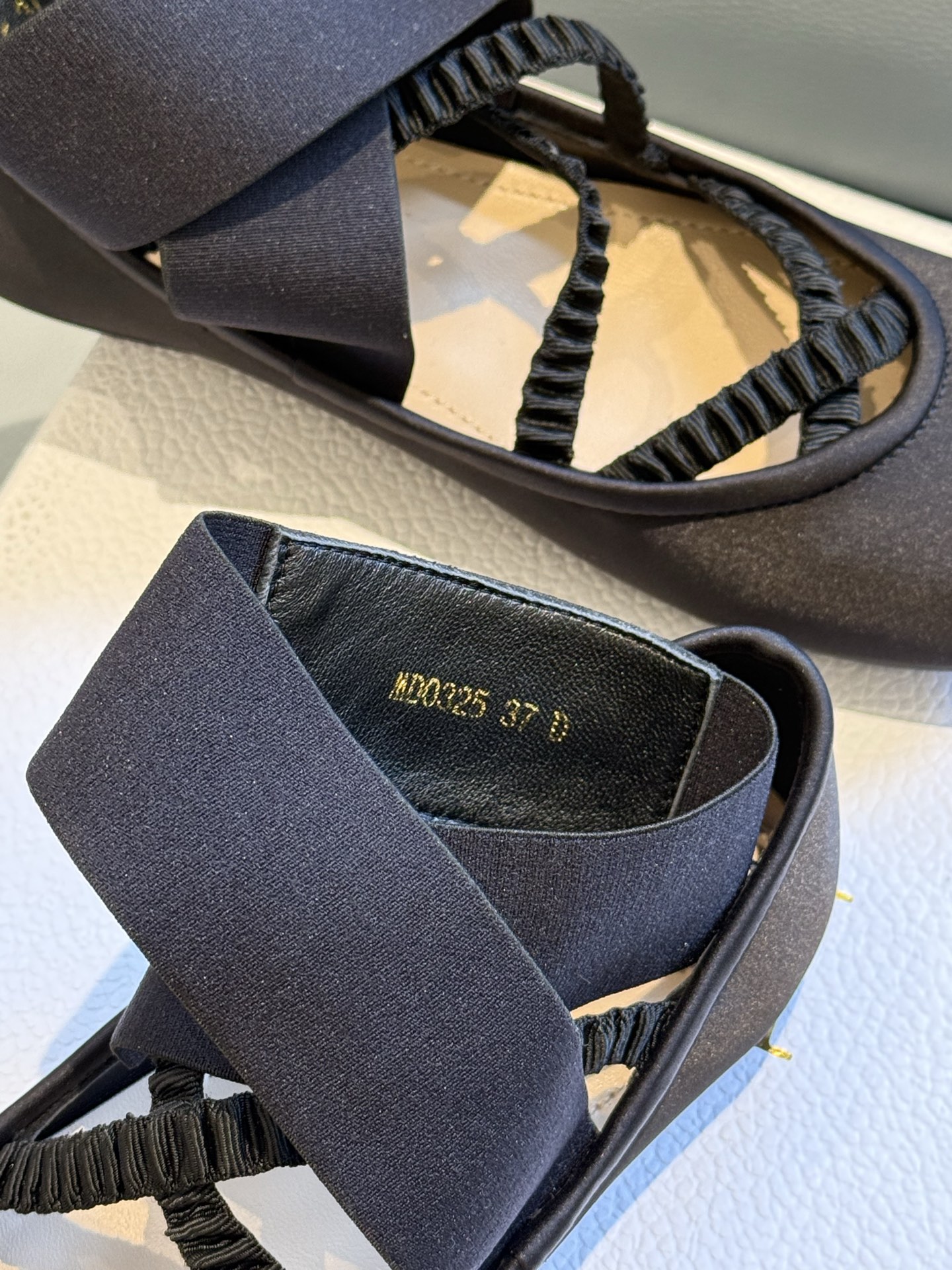 
Dior 25秋冬 芭蕾舞鞋新品
轻松优雅的氛围感，这个形体也太可爱了吧！
细节设计很走心呀，爱惨了
