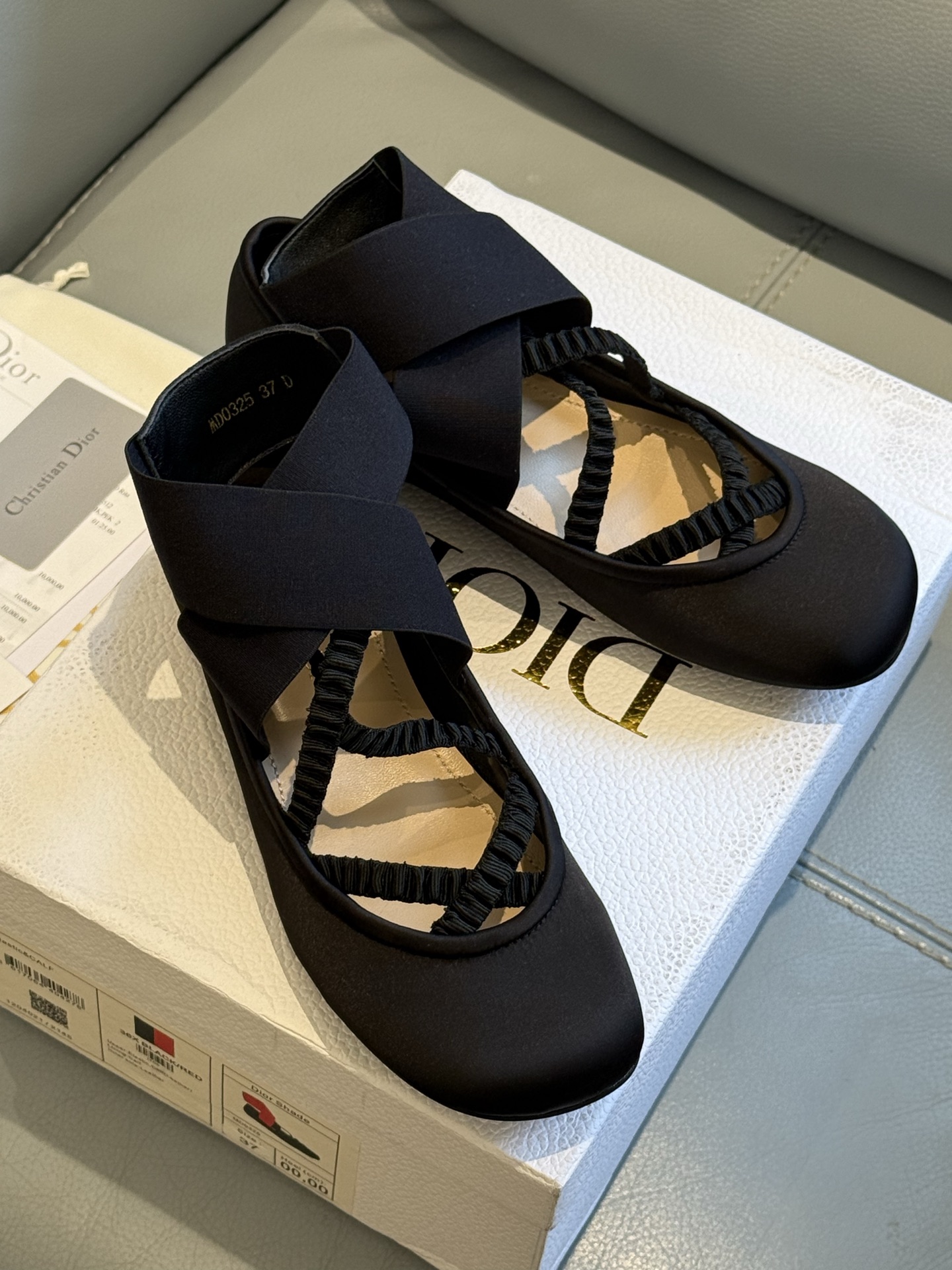 
Dior 25秋冬 芭蕾舞鞋新品
轻松优雅的氛围感，这个形体也太可爱了吧！
细节设计很走心呀，爱惨了
