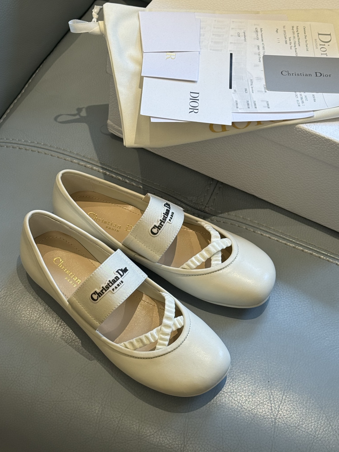 
Dior 25秋冬 芭蕾舞鞋新品
轻松优雅的氛围感，这个形体也太可爱了吧！
细节设计很走心呀，爱惨了
