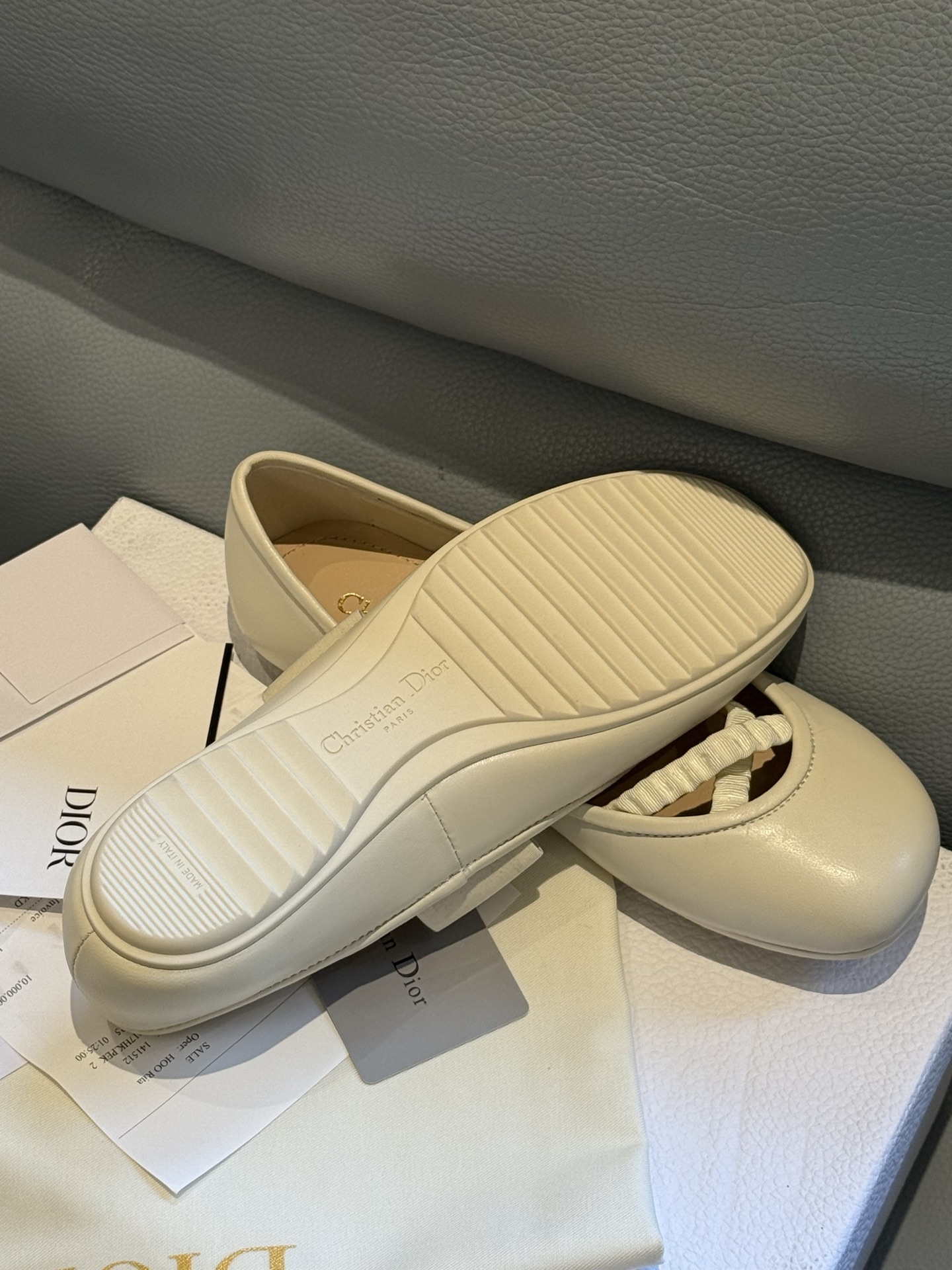 
Dior 25秋冬 芭蕾舞鞋新品
轻松优雅的氛围感，这个形体也太可爱了吧！
细节设计很走心呀，爱惨了
