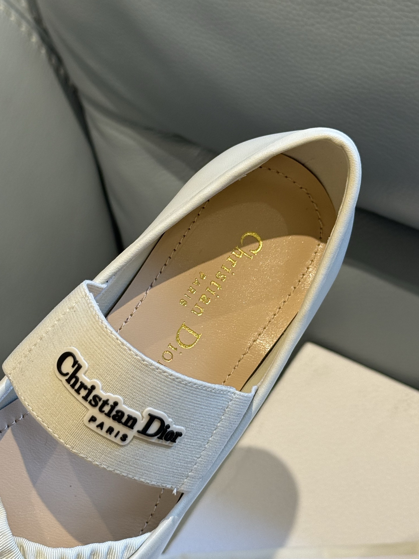 
Dior 25秋冬 芭蕾舞鞋新品
轻松优雅的氛围感，这个形体也太可爱了吧！
细节设计很走心呀，爱惨了
