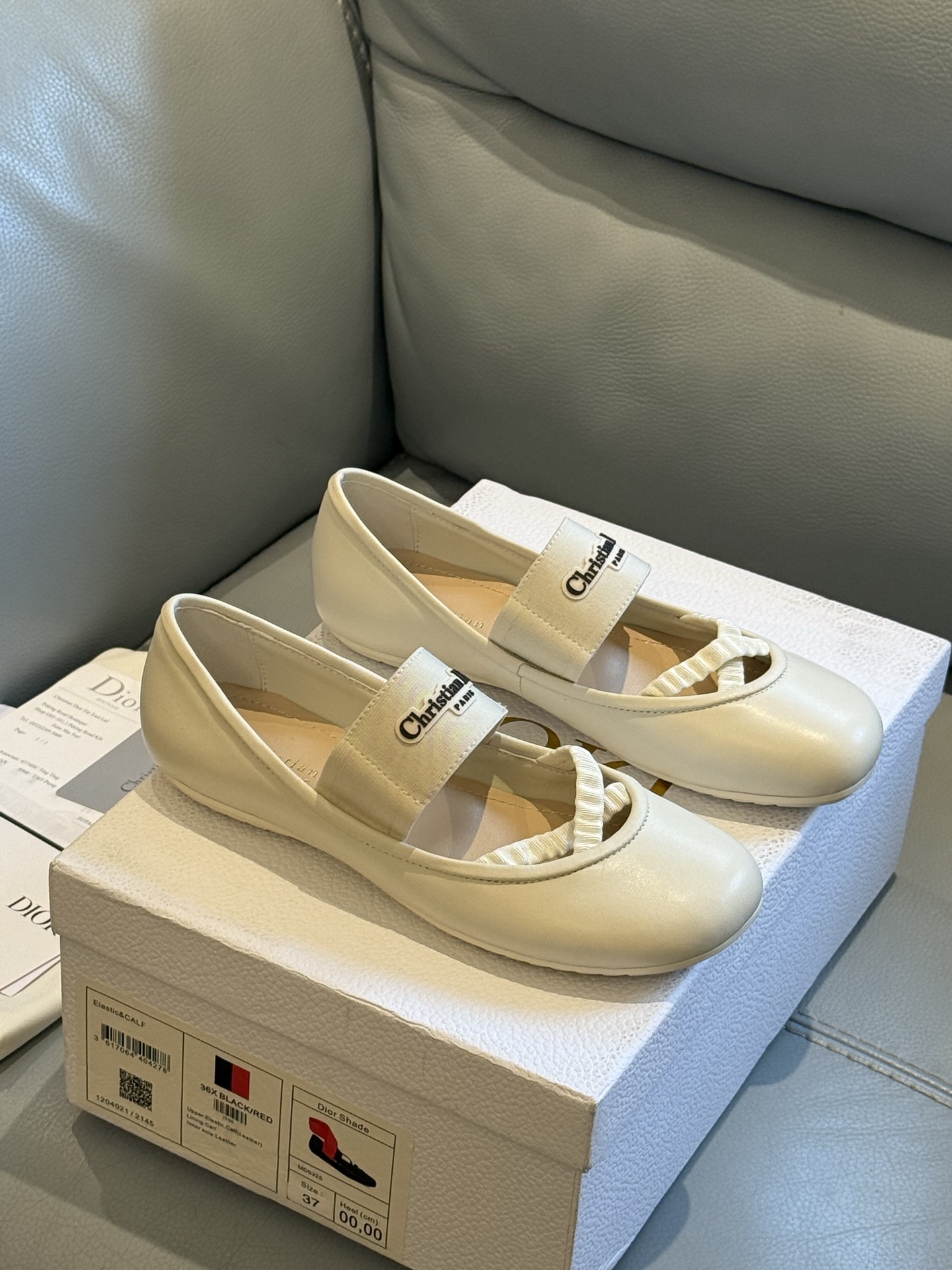 
Dior 25秋冬 芭蕾舞鞋新品
轻松优雅的氛围感，这个形体也太可爱了吧！
细节设计很走心呀，爱惨了
