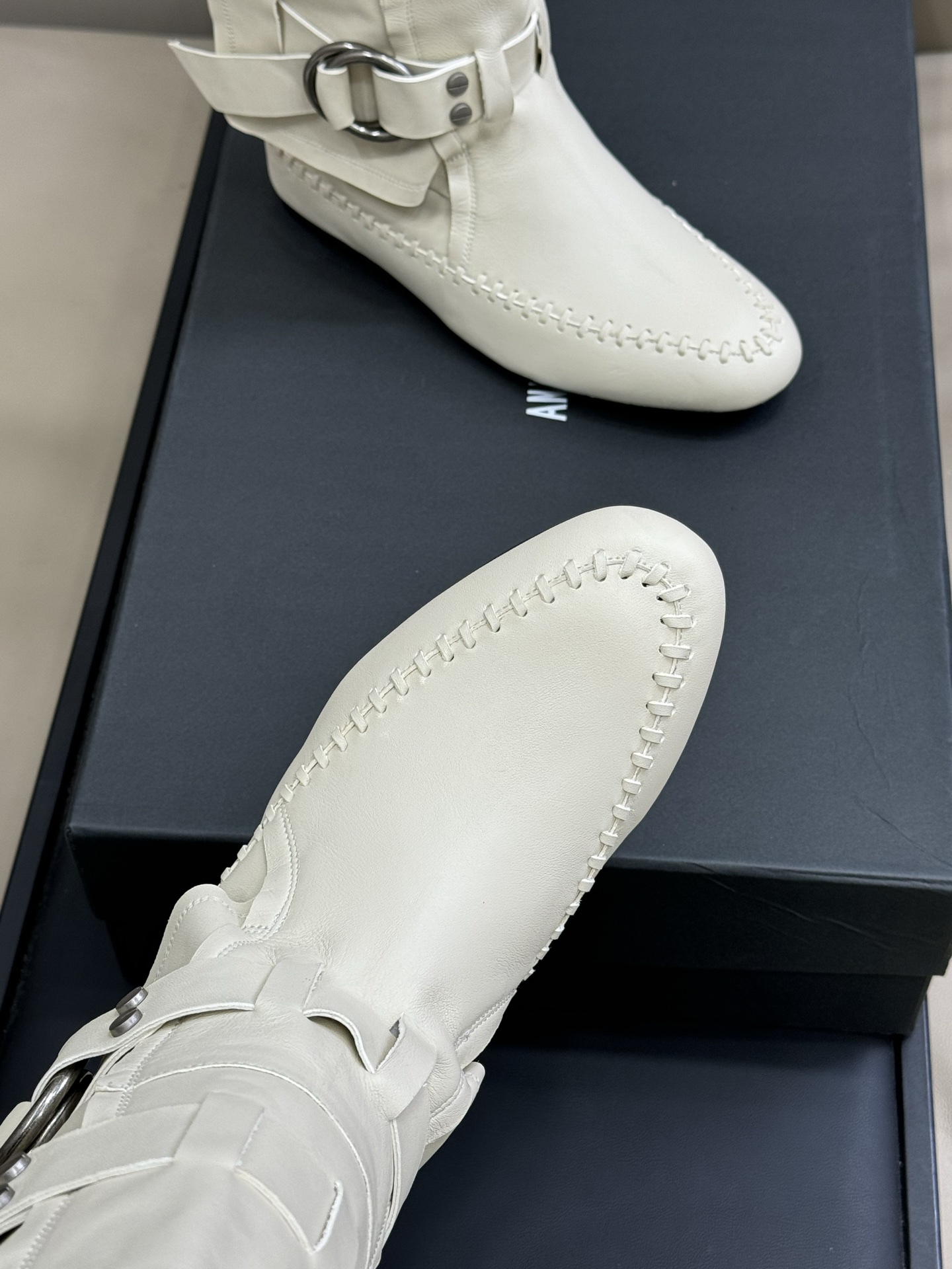 顶级版本
anndemeulemeester 25秋冬靴款
太飒了吧，非常重工的细节设计，小牛皮的质感也