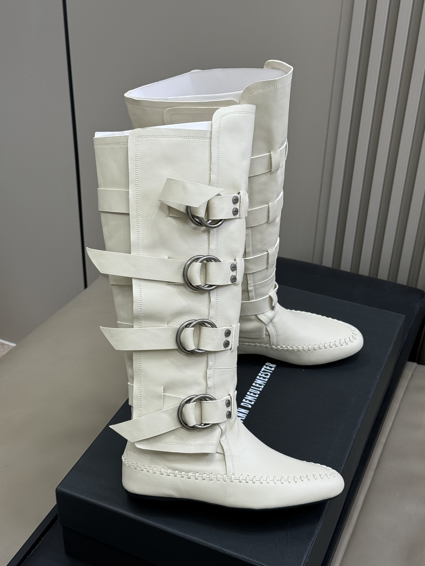 顶级版本
anndemeulemeester 25秋冬靴款
太飒了吧，非常重工的细节设计，小牛皮的质感也