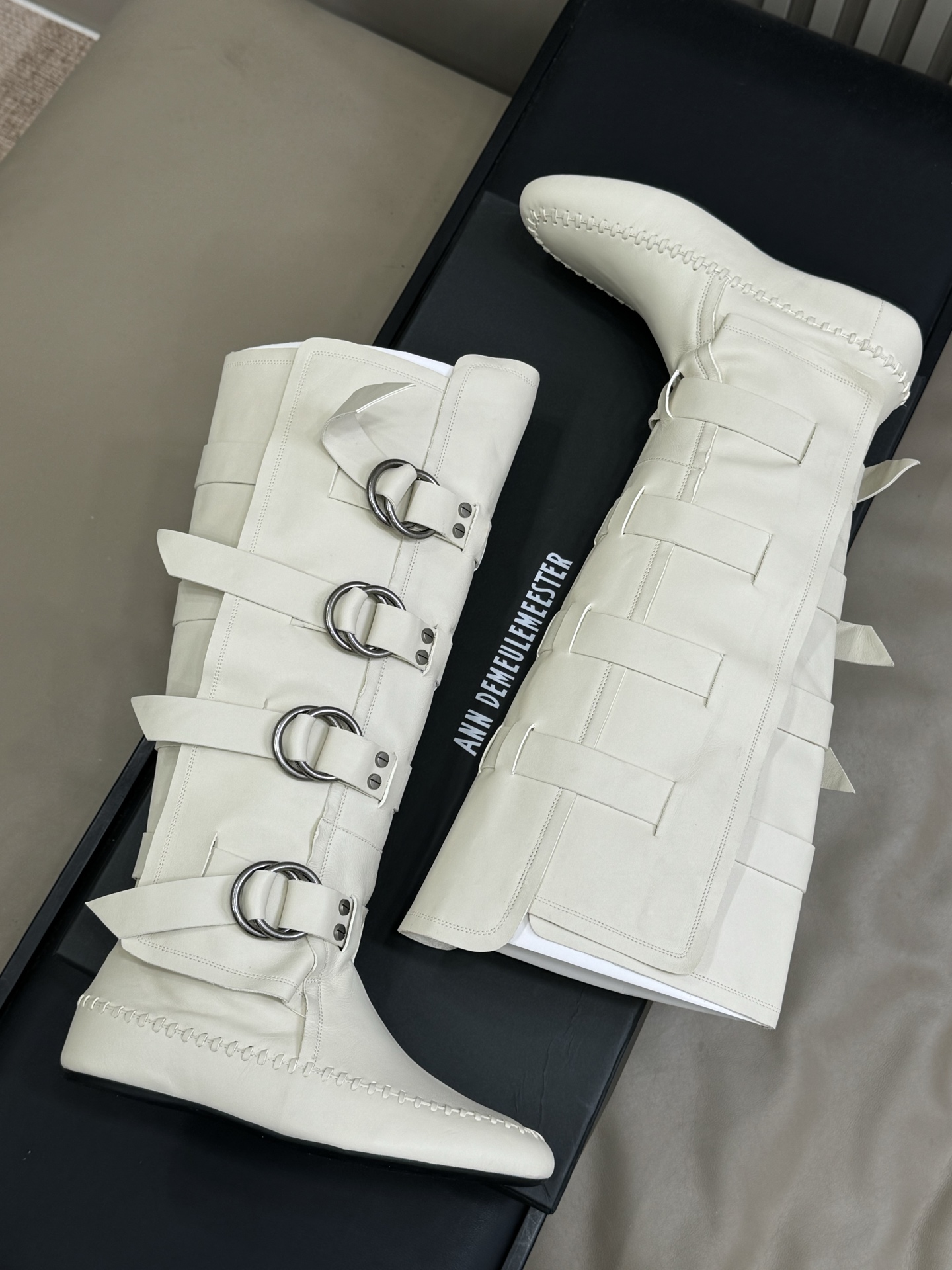 顶级版本
anndemeulemeester 25秋冬靴款
太飒了吧，非常重工的细节设计，小牛皮的质感也