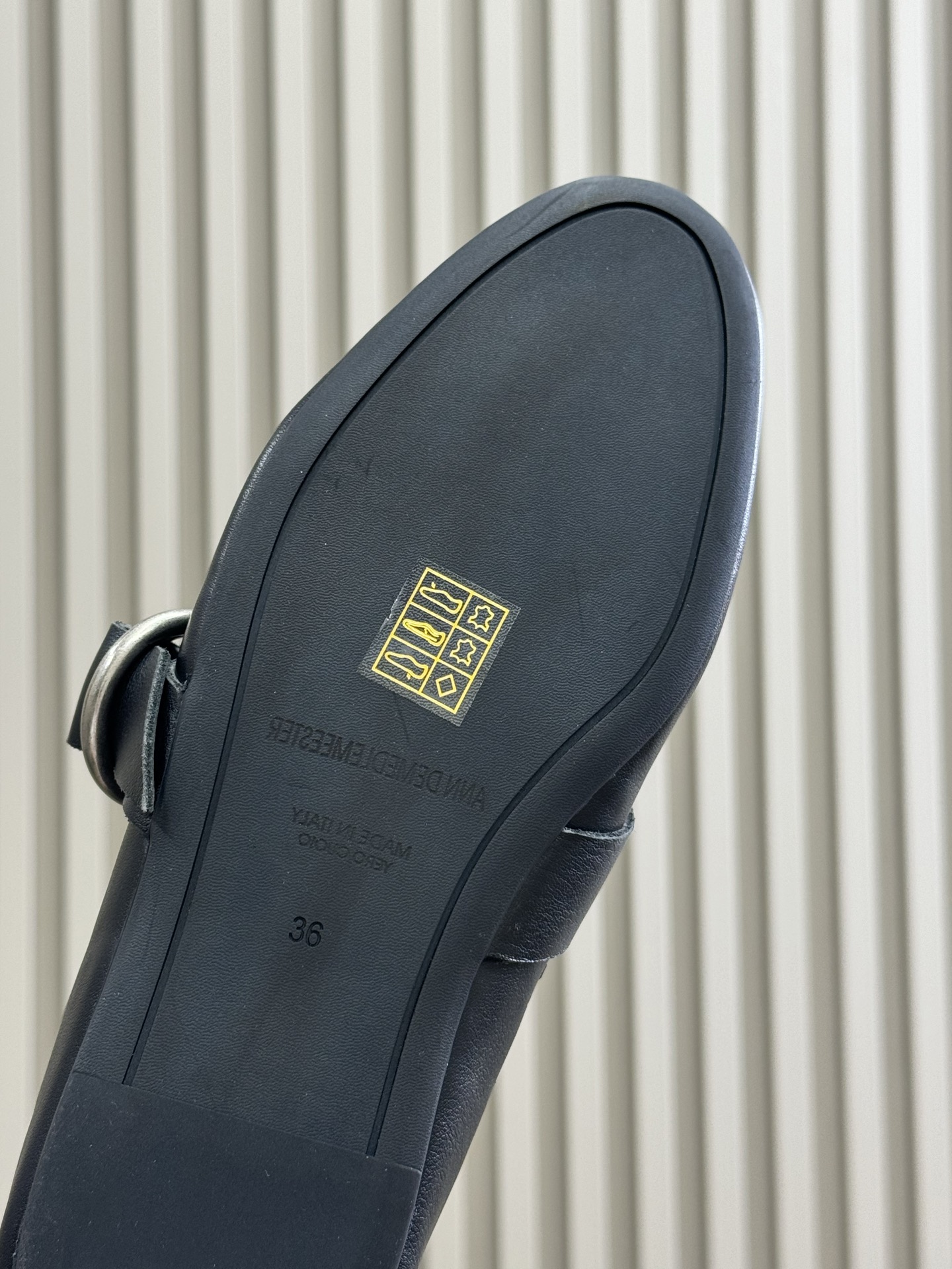 顶级版本
anndemeulemeester 25秋冬靴款
太飒了吧，非常重工的细节设计，小牛皮的质感也