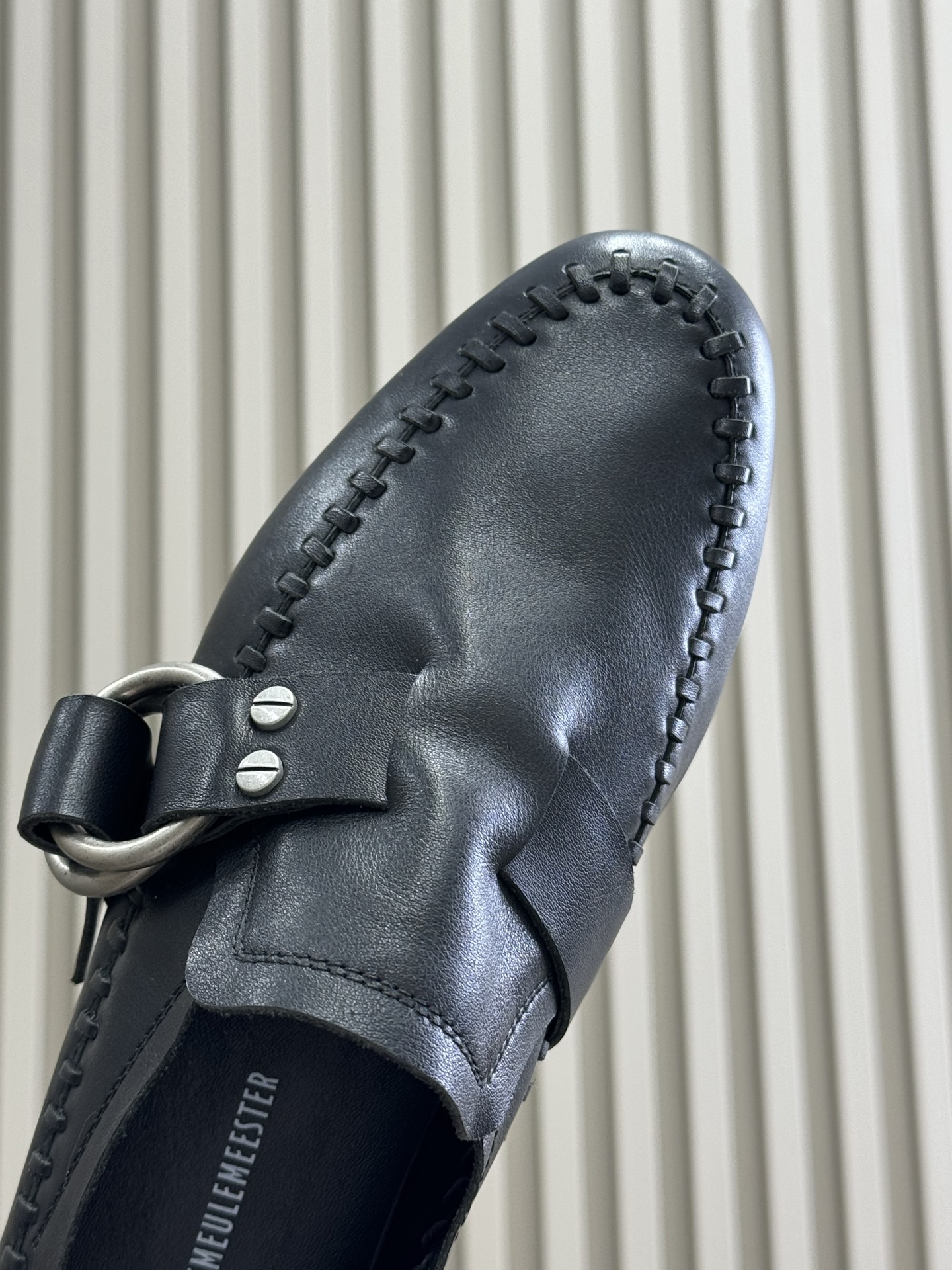 顶级版本
anndemeulemeester 25秋冬靴款
太飒了吧，非常重工的细节设计，小牛皮的质感也