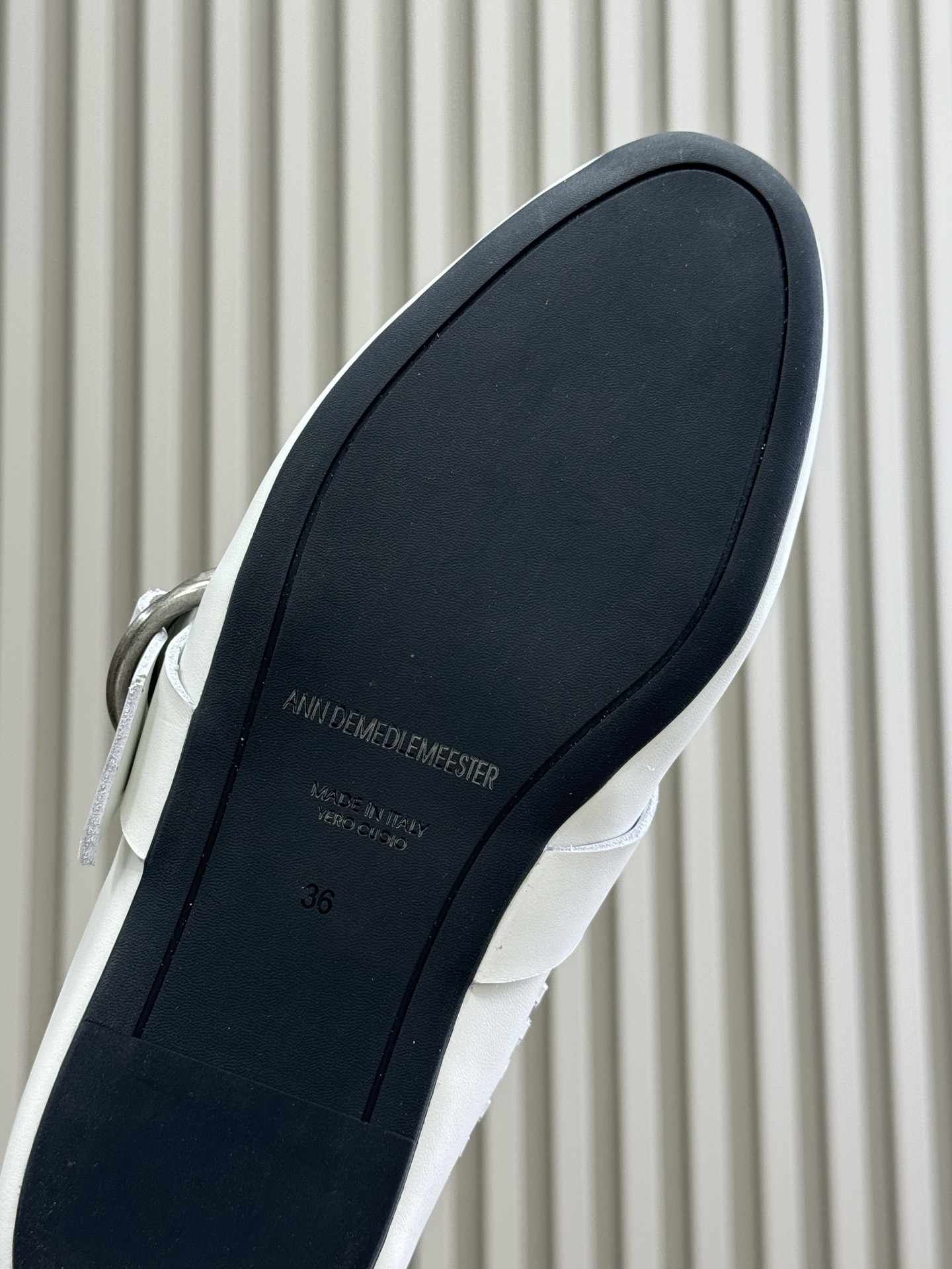 顶级版本
anndemeulemeester 25秋冬靴款
太飒了吧，非常重工的细节设计，小牛皮的质感也
