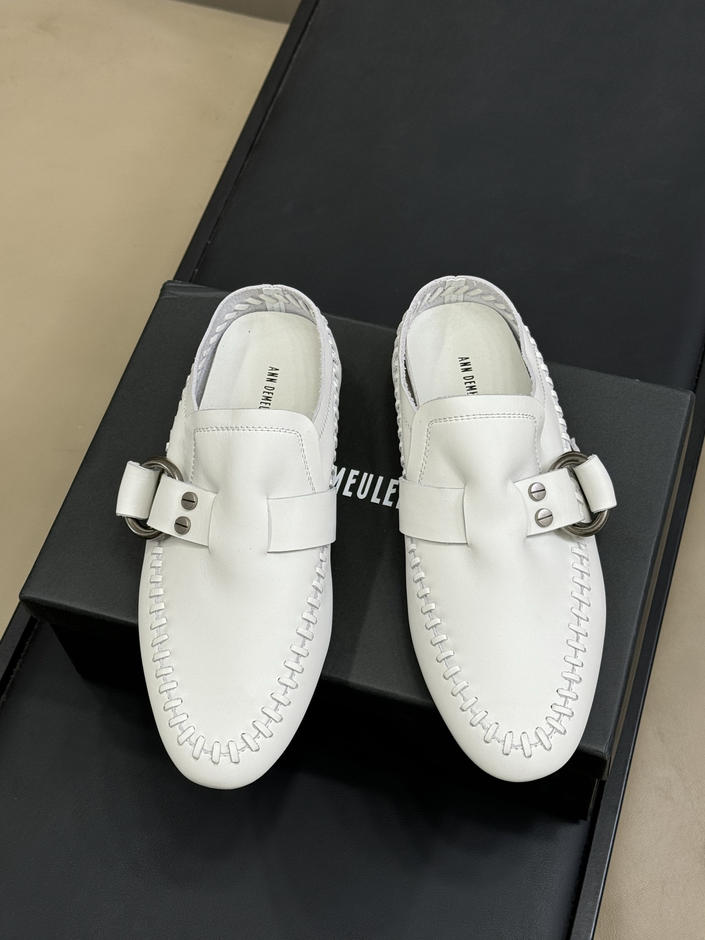 顶级版本
anndemeulemeester 25秋冬靴款
太飒了吧，非常重工的细节设计，小牛皮的质感也
