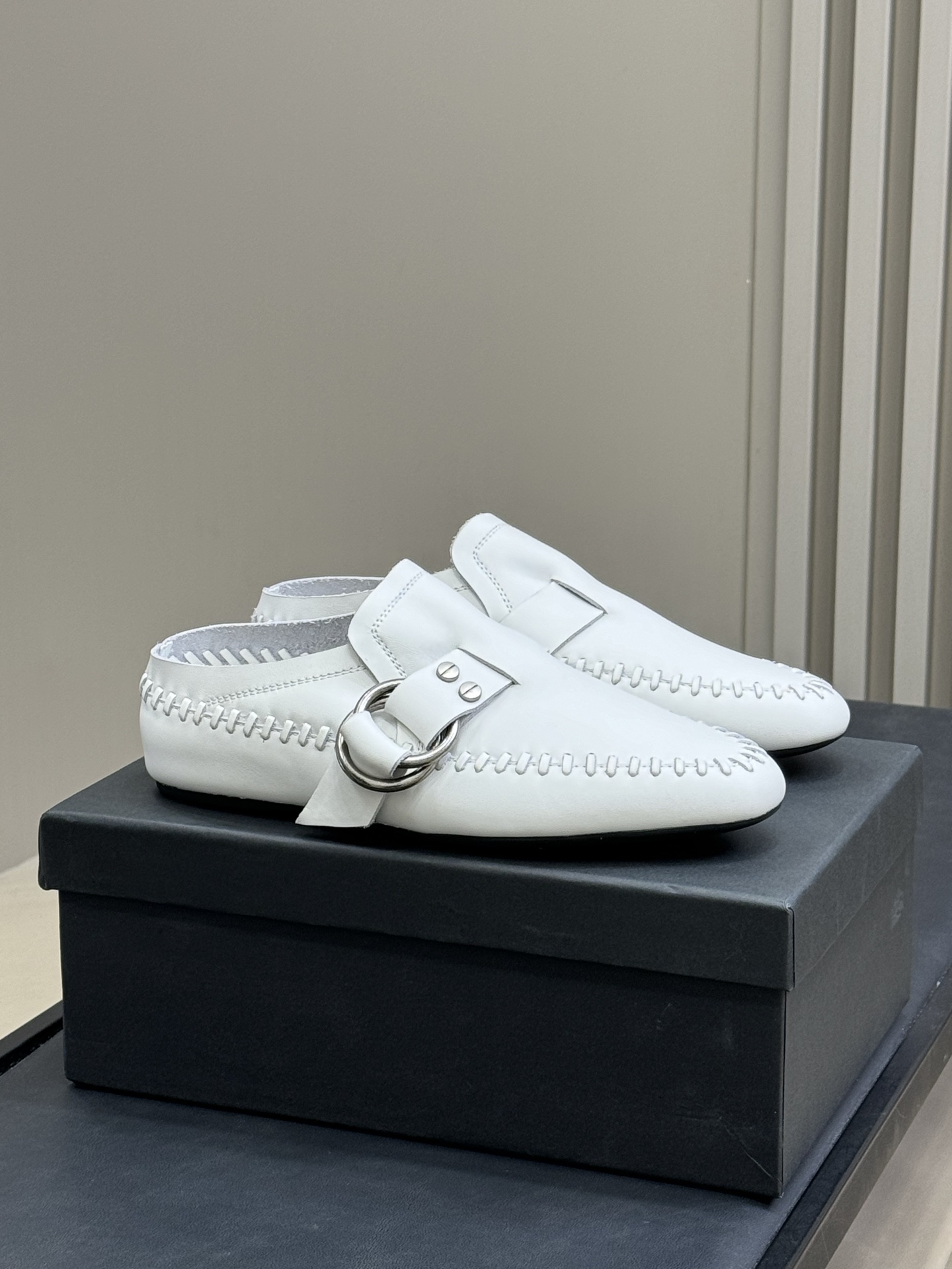 顶级版本
anndemeulemeester 25秋冬靴款
太飒了吧，非常重工的细节设计，小牛皮的质感也