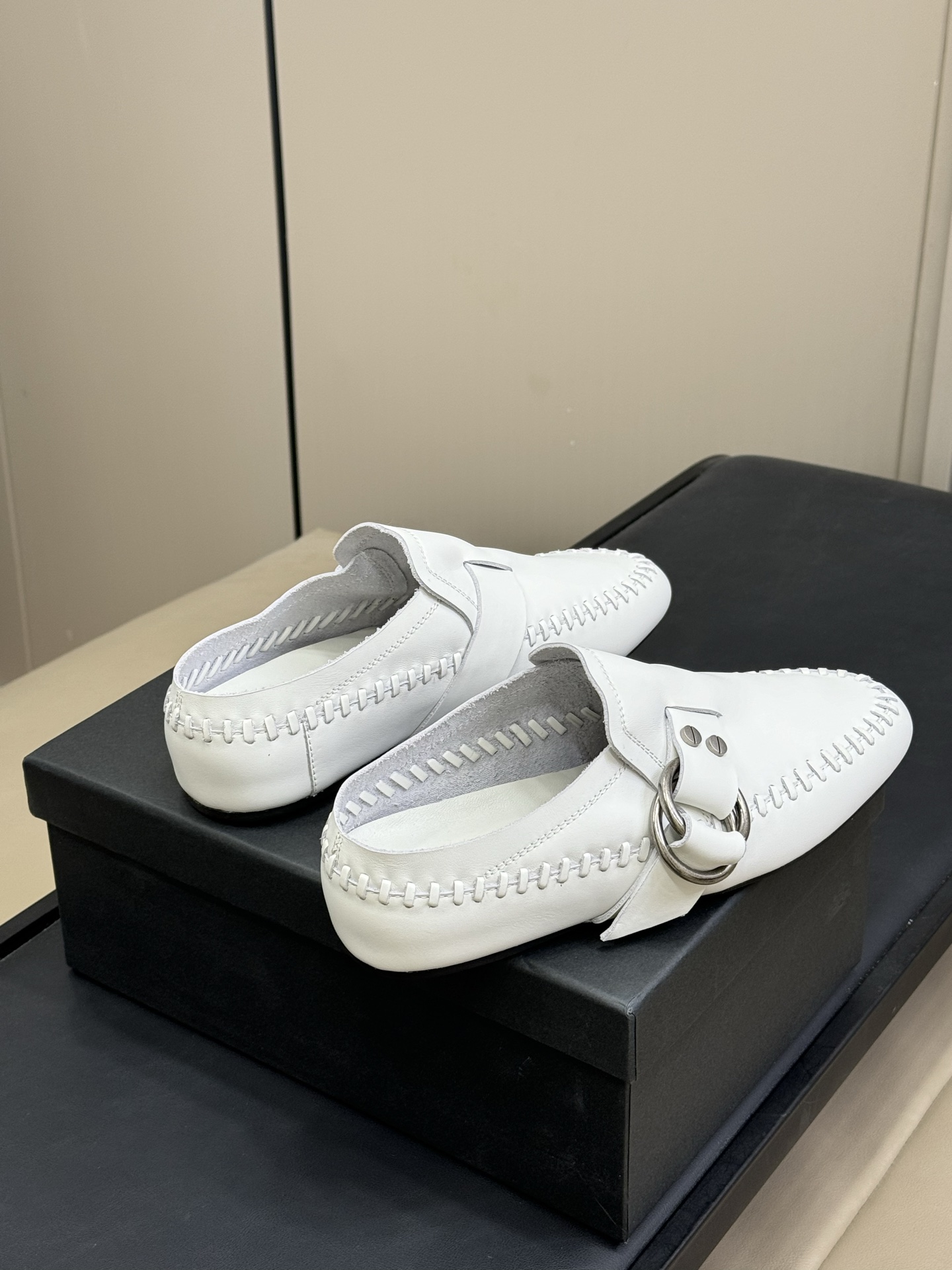 顶级版本
anndemeulemeester 25秋冬靴款
太飒了吧，非常重工的细节设计，小牛皮的质感也
