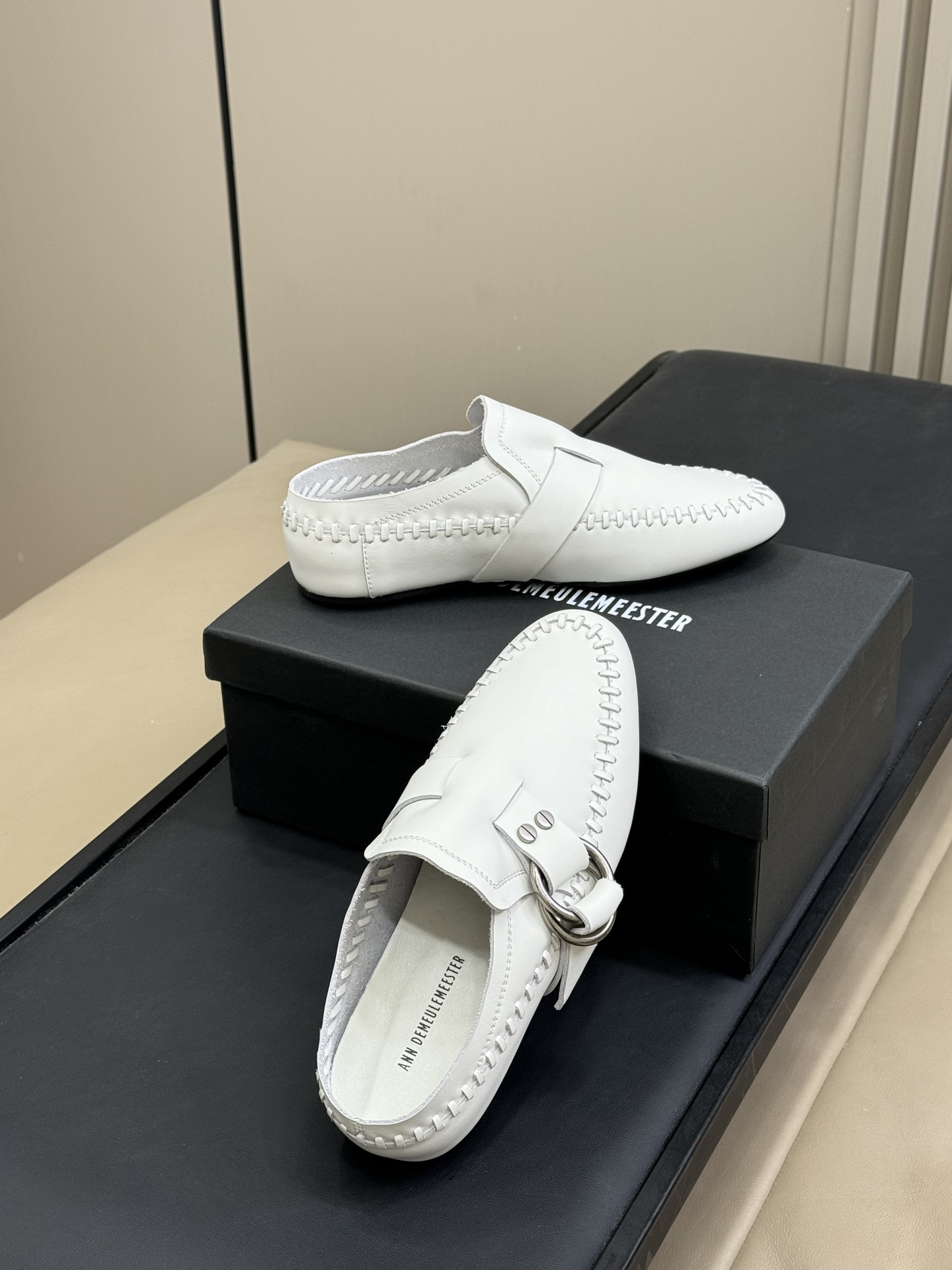 顶级版本
anndemeulemeester 25秋冬靴款
太飒了吧，非常重工的细节设计，小牛皮的质感也