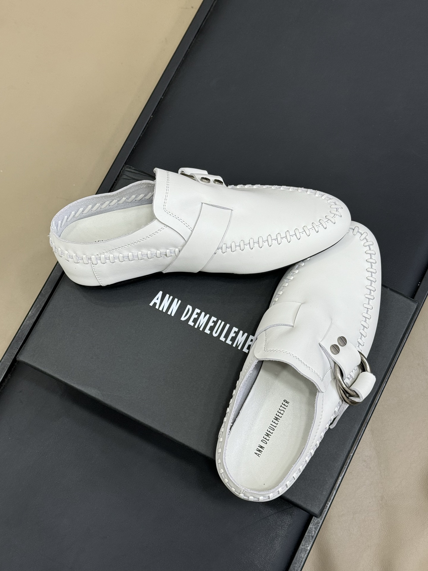 顶级版本
anndemeulemeester 25秋冬靴款
太飒了吧，非常重工的细节设计，小牛皮的质感也