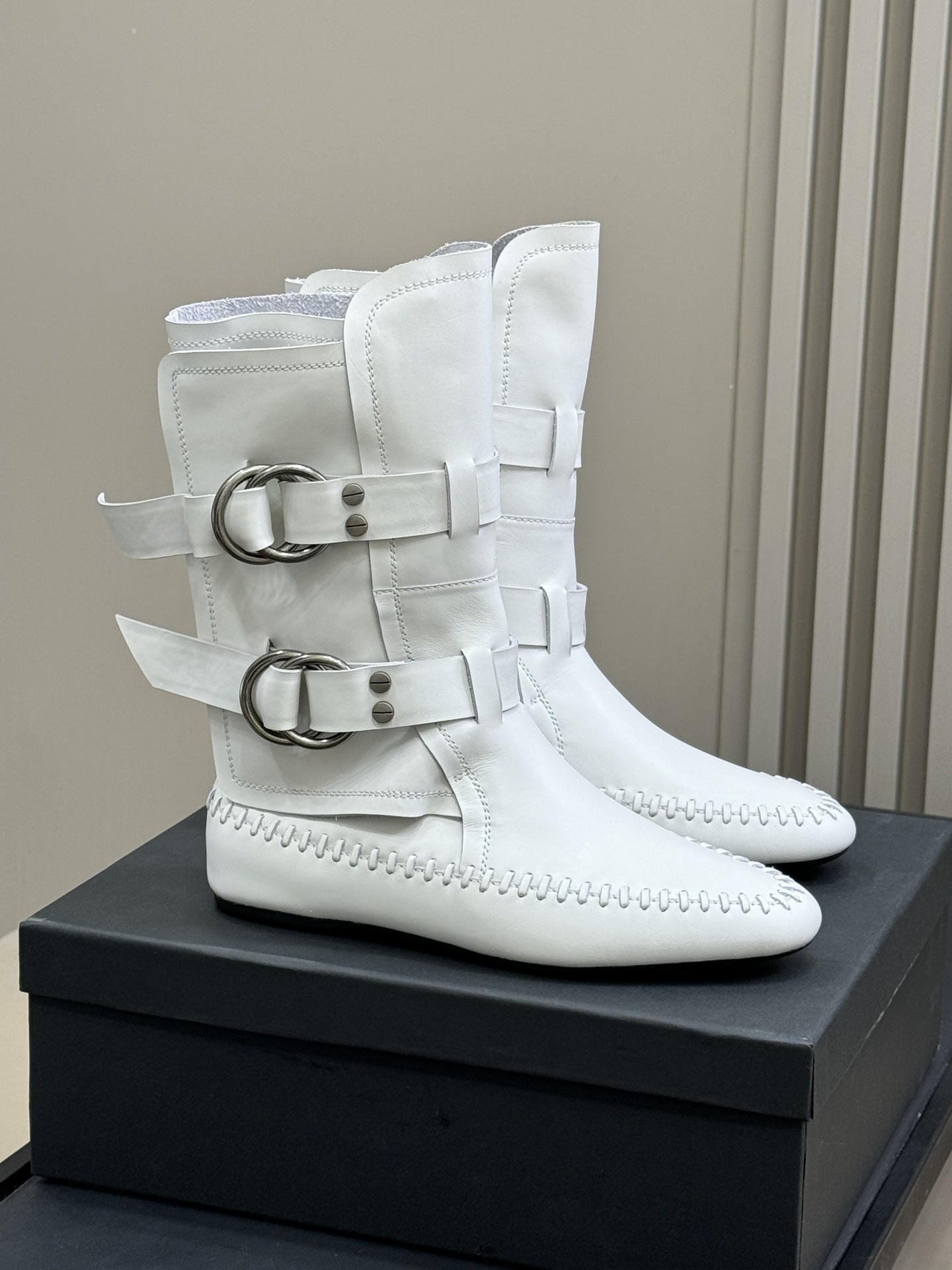 顶级版本
anndemeulemeester 25秋冬靴款
太飒了吧，非常重工的细节设计，小牛皮的质感也
