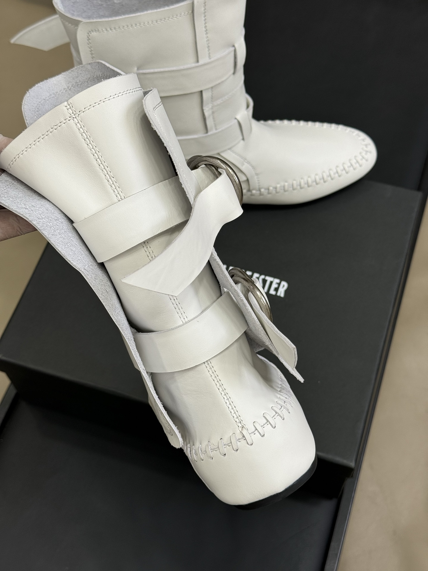 顶级版本
anndemeulemeester 25秋冬靴款
太飒了吧，非常重工的细节设计，小牛皮的质感也