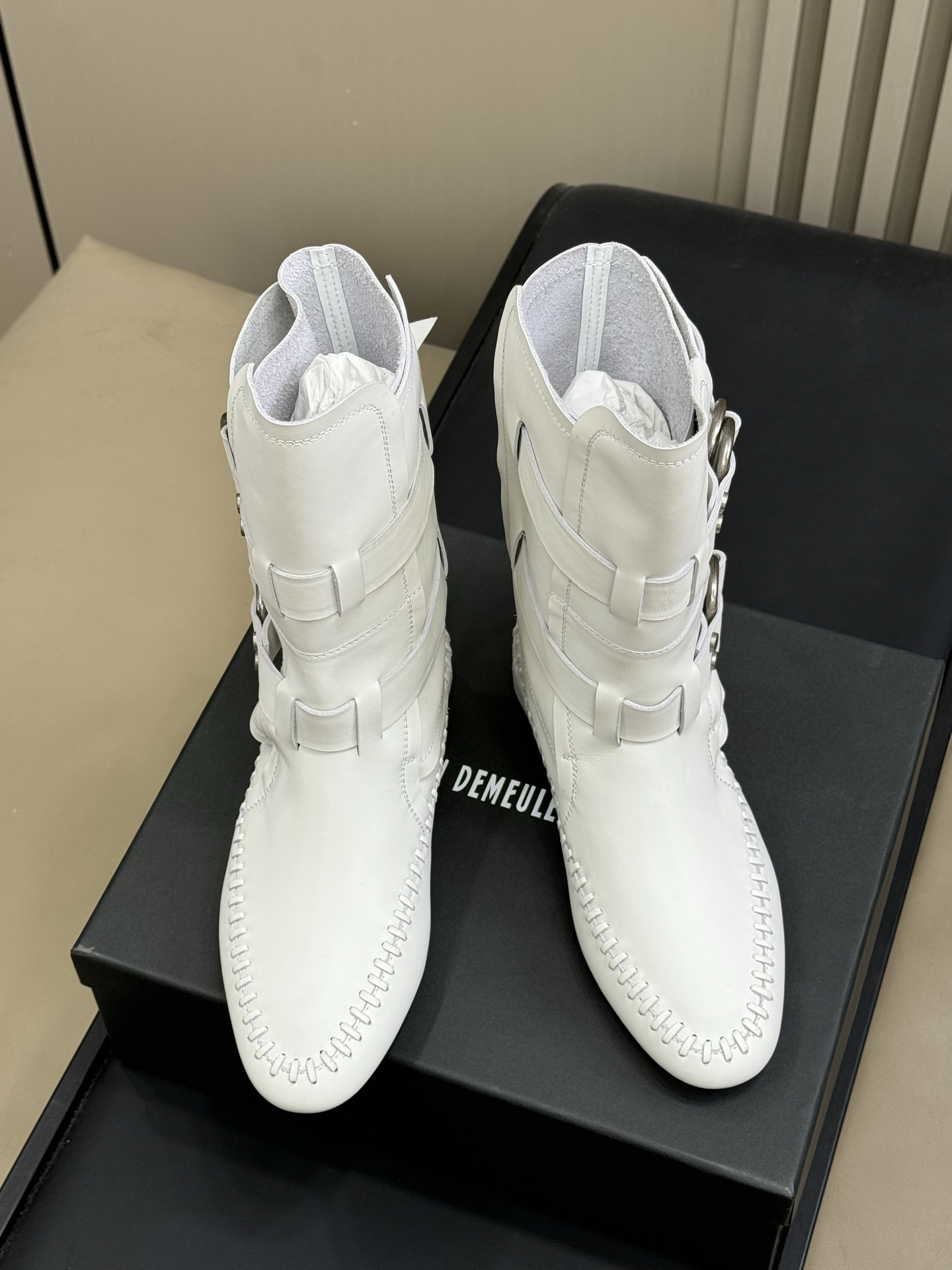 顶级版本
anndemeulemeester 25秋冬靴款
太飒了吧，非常重工的细节设计，小牛皮的质感也