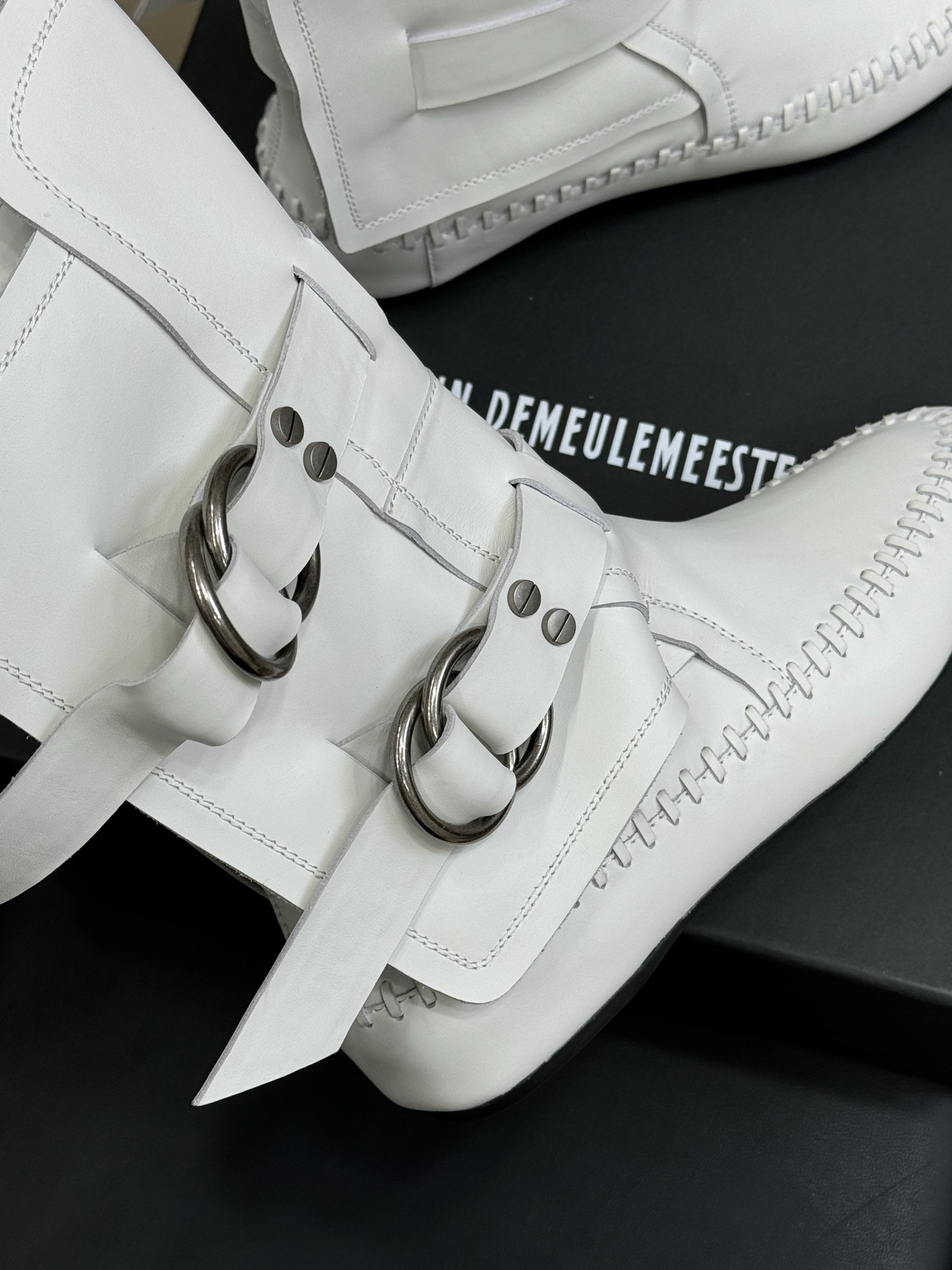 顶级版本
anndemeulemeester 25秋冬靴款
太飒了吧，非常重工的细节设计，小牛皮的质感也
