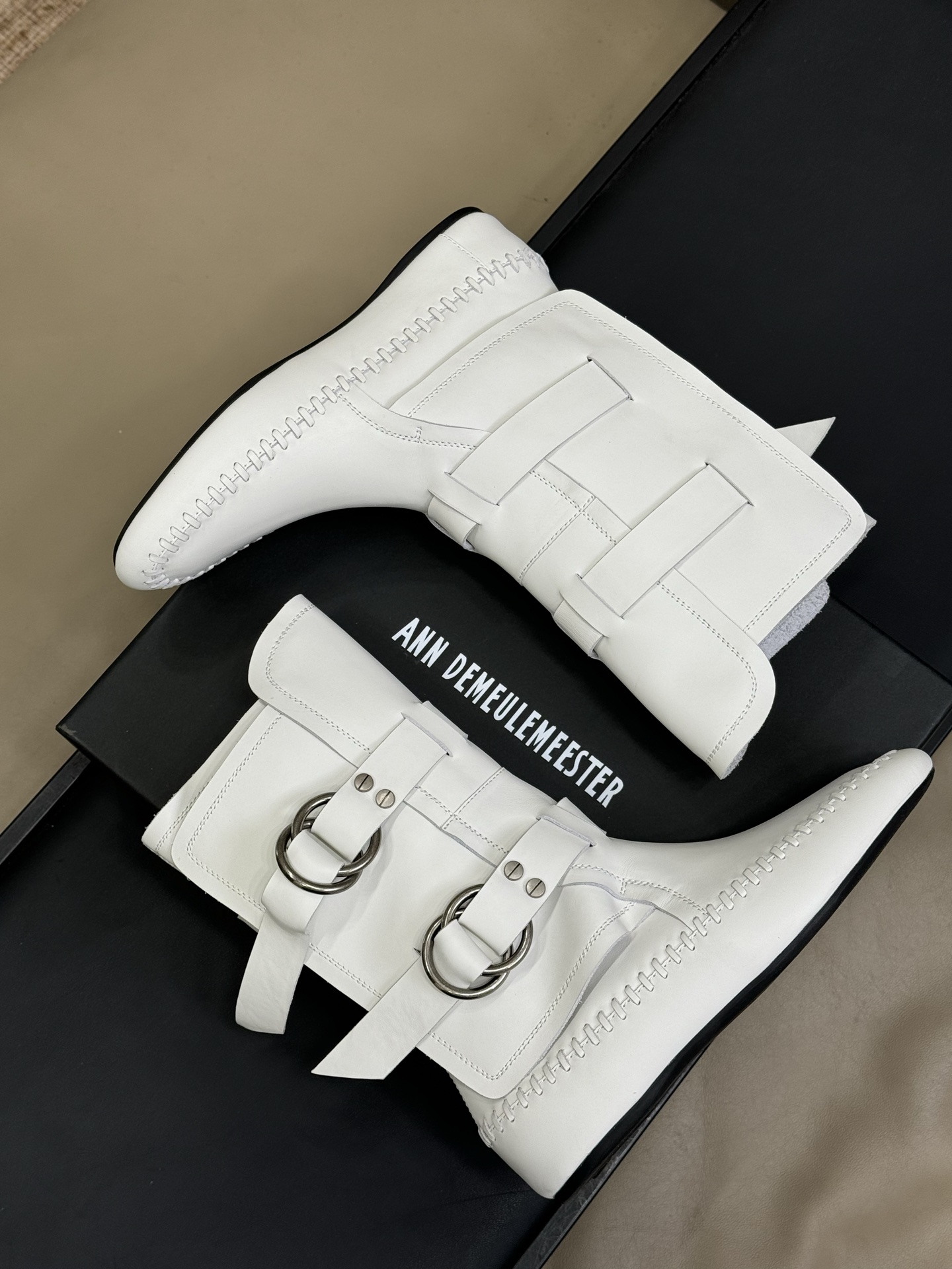 顶级版本
anndemeulemeester 25秋冬靴款
太飒了吧，非常重工的细节设计，小牛皮的质感也