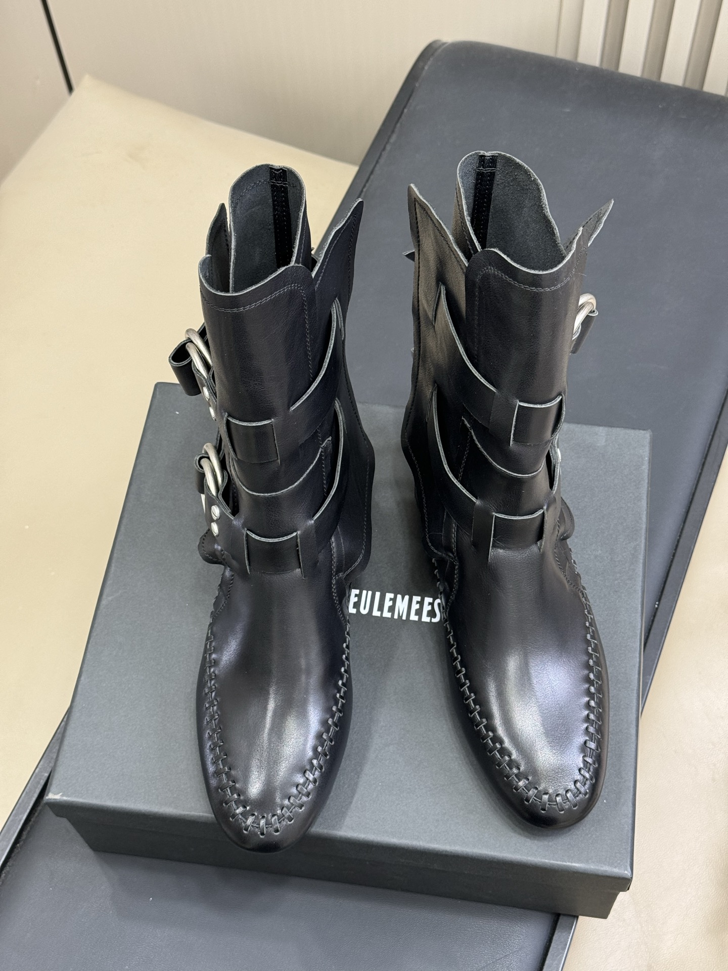 顶级版本
anndemeulemeester 25秋冬靴款
太飒了吧，非常重工的细节设计，小牛皮的质感也