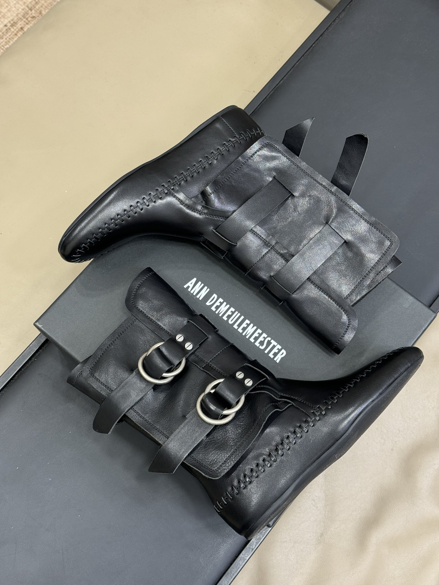 顶级版本
anndemeulemeester 25秋冬靴款
太飒了吧，非常重工的细节设计，小牛皮的质感也