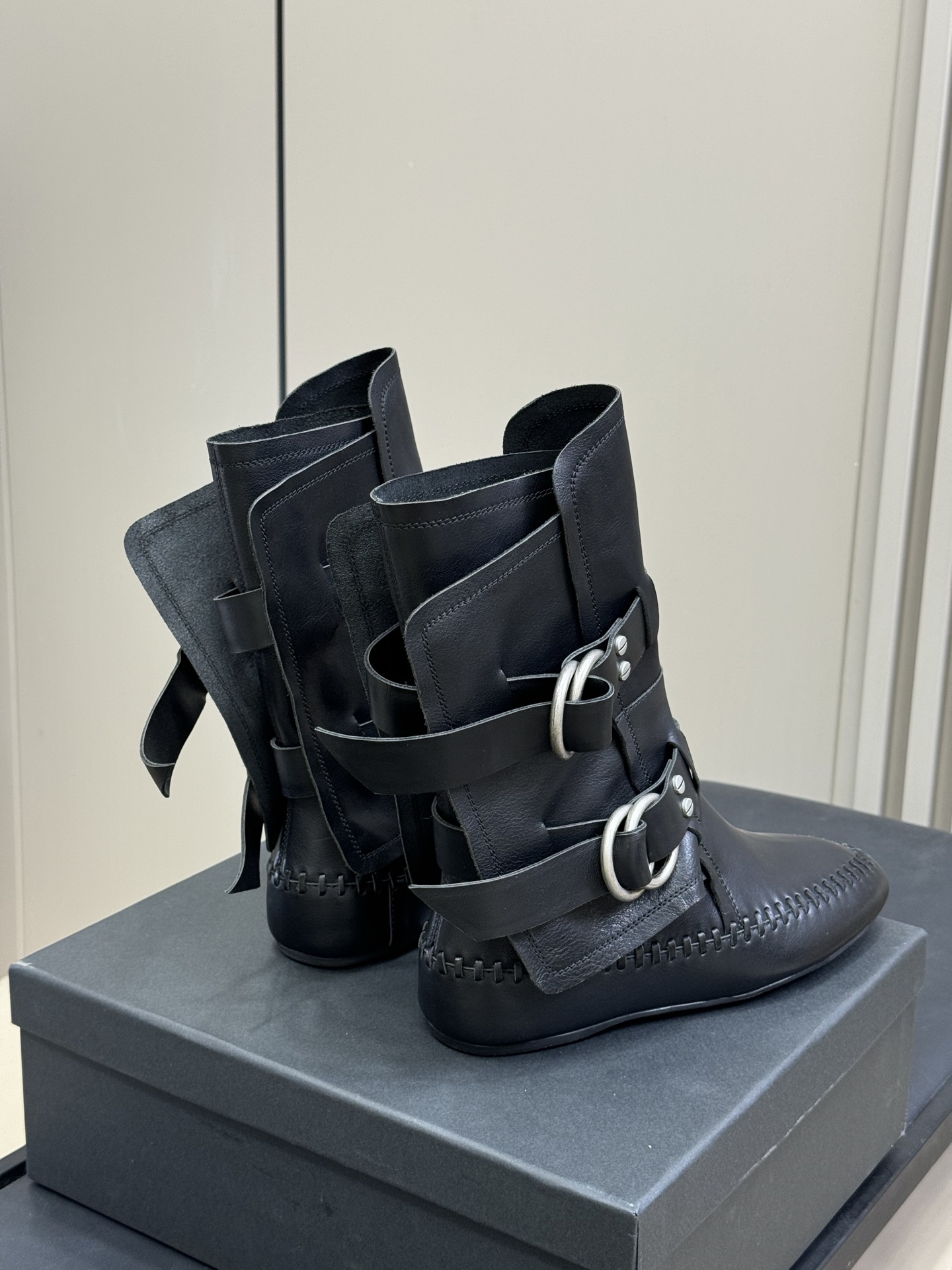 顶级版本
anndemeulemeester 25秋冬靴款
太飒了吧，非常重工的细节设计，小牛皮的质感也