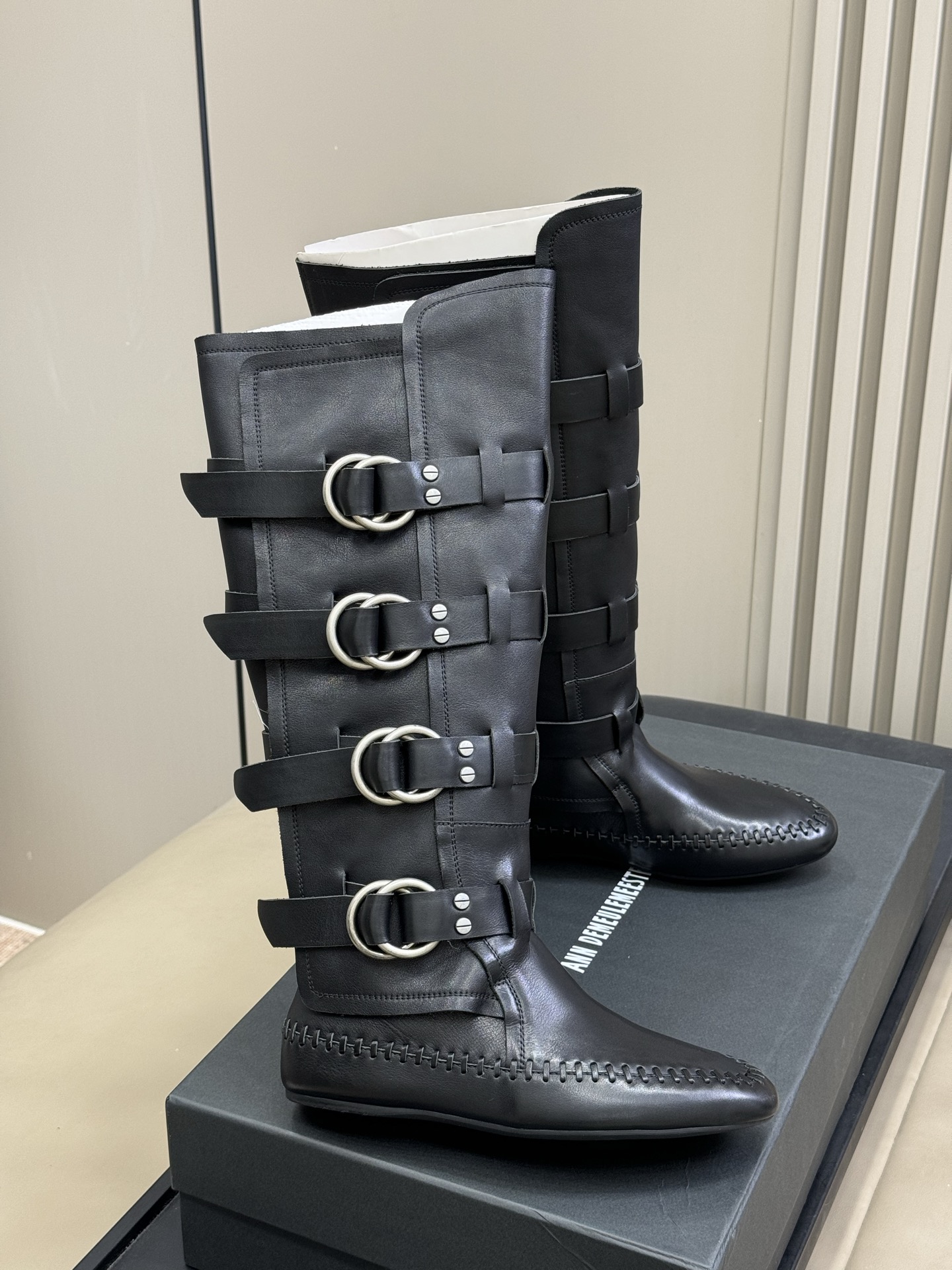 顶级版本
anndemeulemeester 25秋冬靴款
太飒了吧，非常重工的细节设计，小牛皮的质感也
