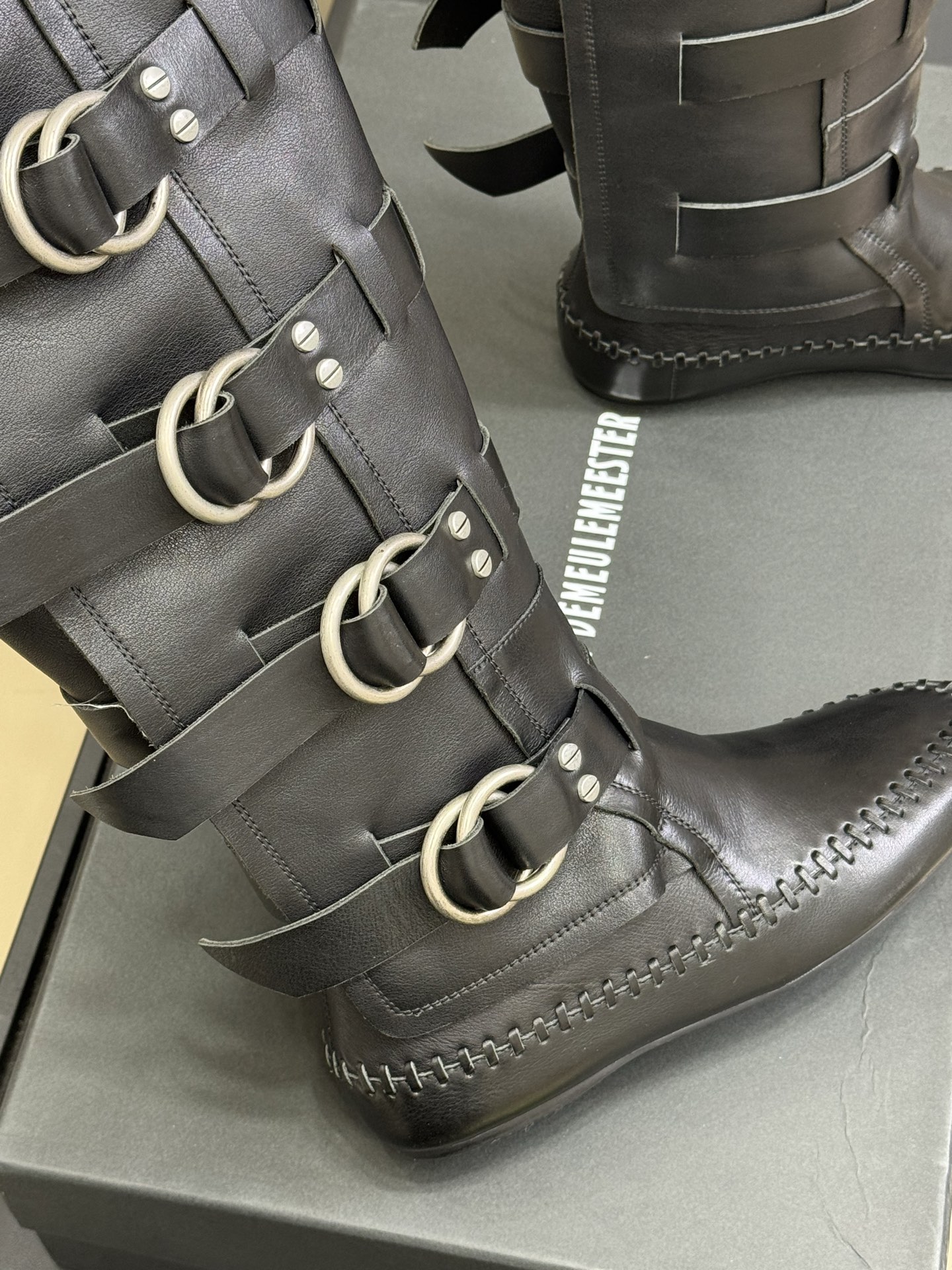 顶级版本
anndemeulemeester 25秋冬靴款
太飒了吧，非常重工的细节设计，小牛皮的质感也