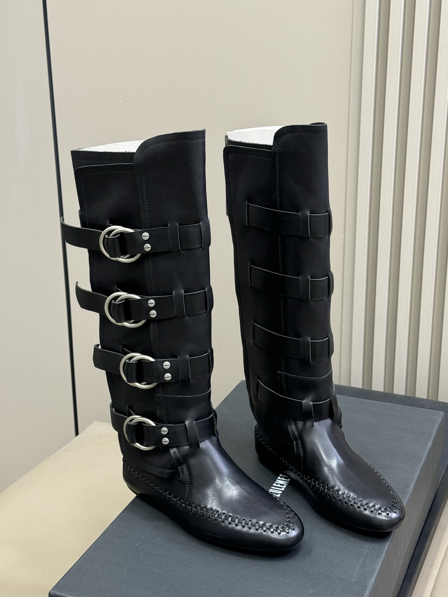 顶级版本
anndemeulemeester 25秋冬靴款
太飒了吧，非常重工的细节设计，小牛皮的质感也