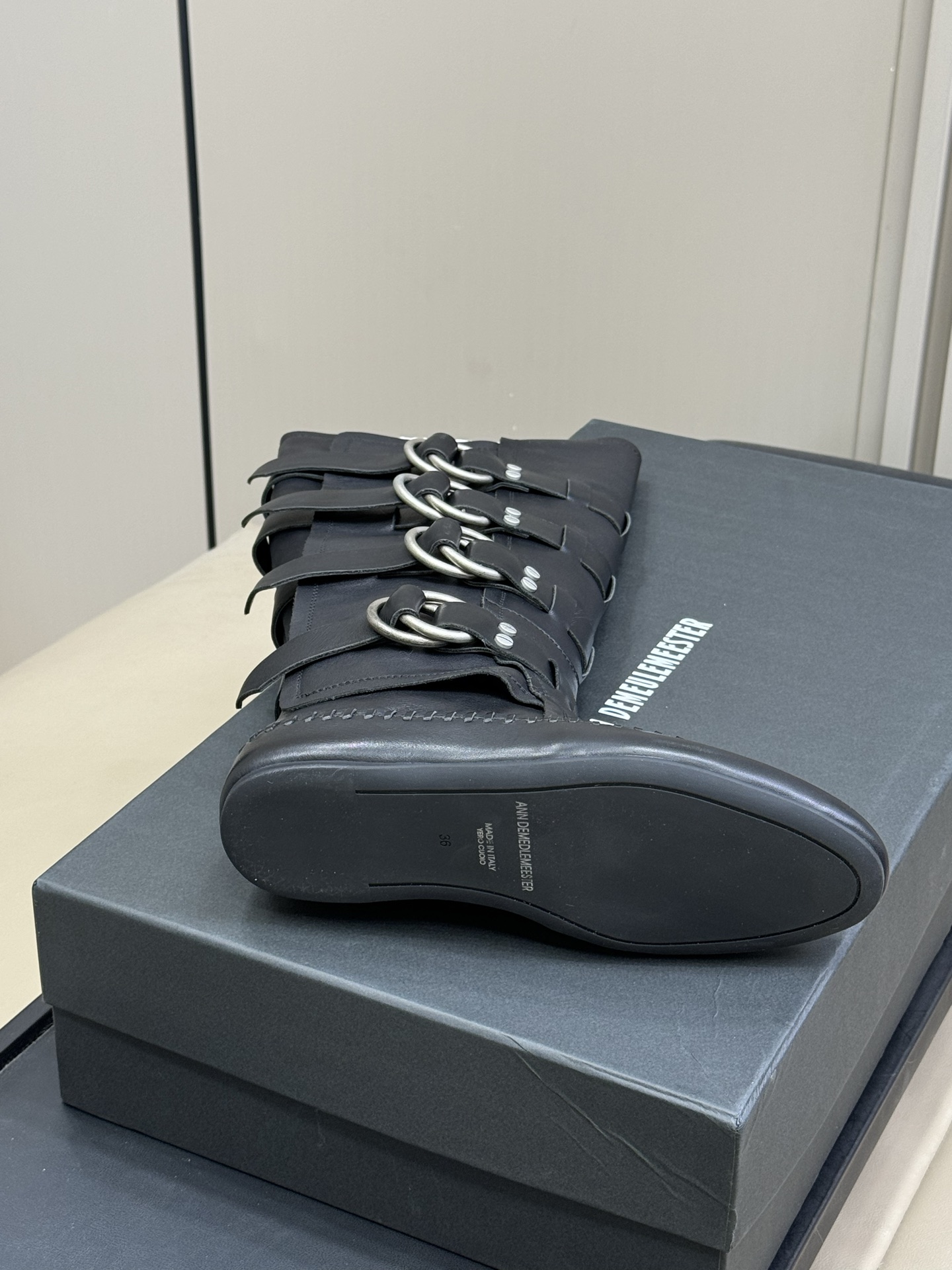 顶级版本
anndemeulemeester 25秋冬靴款
太飒了吧，非常重工的细节设计，小牛皮的质感也