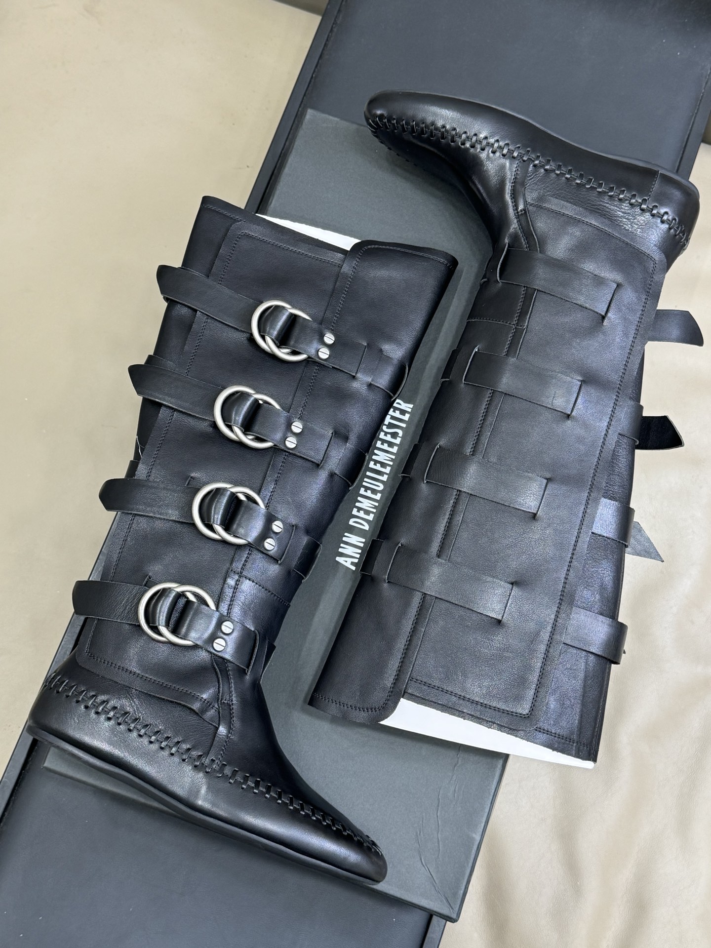 顶级版本
anndemeulemeester 25秋冬靴款
太飒了吧，非常重工的细节设计，小牛皮的质感也