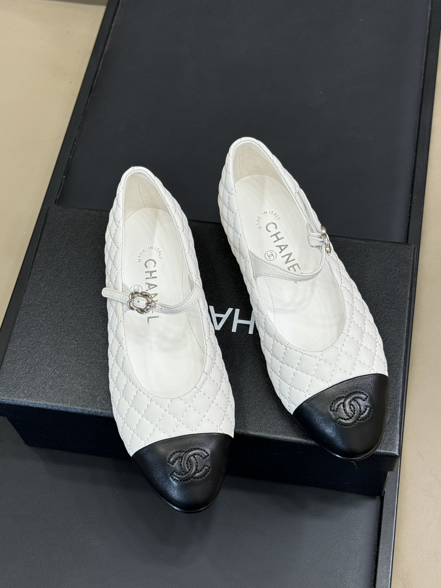 顶级版本
chanel 25a new arrival～
小香25早秋手工坊系列，小羊皮菱格纹玛丽珍鞋，