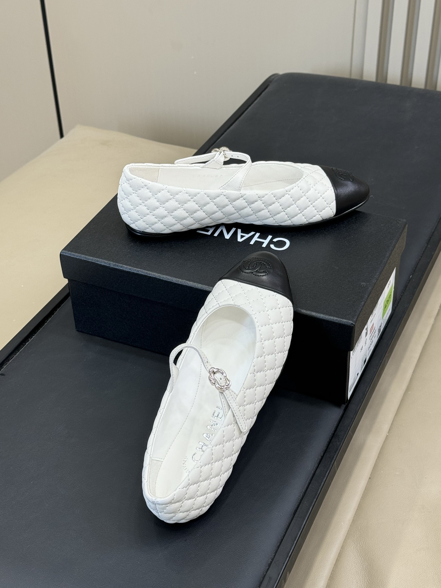 顶级版本
chanel 25a new arrival～
小香25早秋手工坊系列，小羊皮菱格纹玛丽珍鞋，