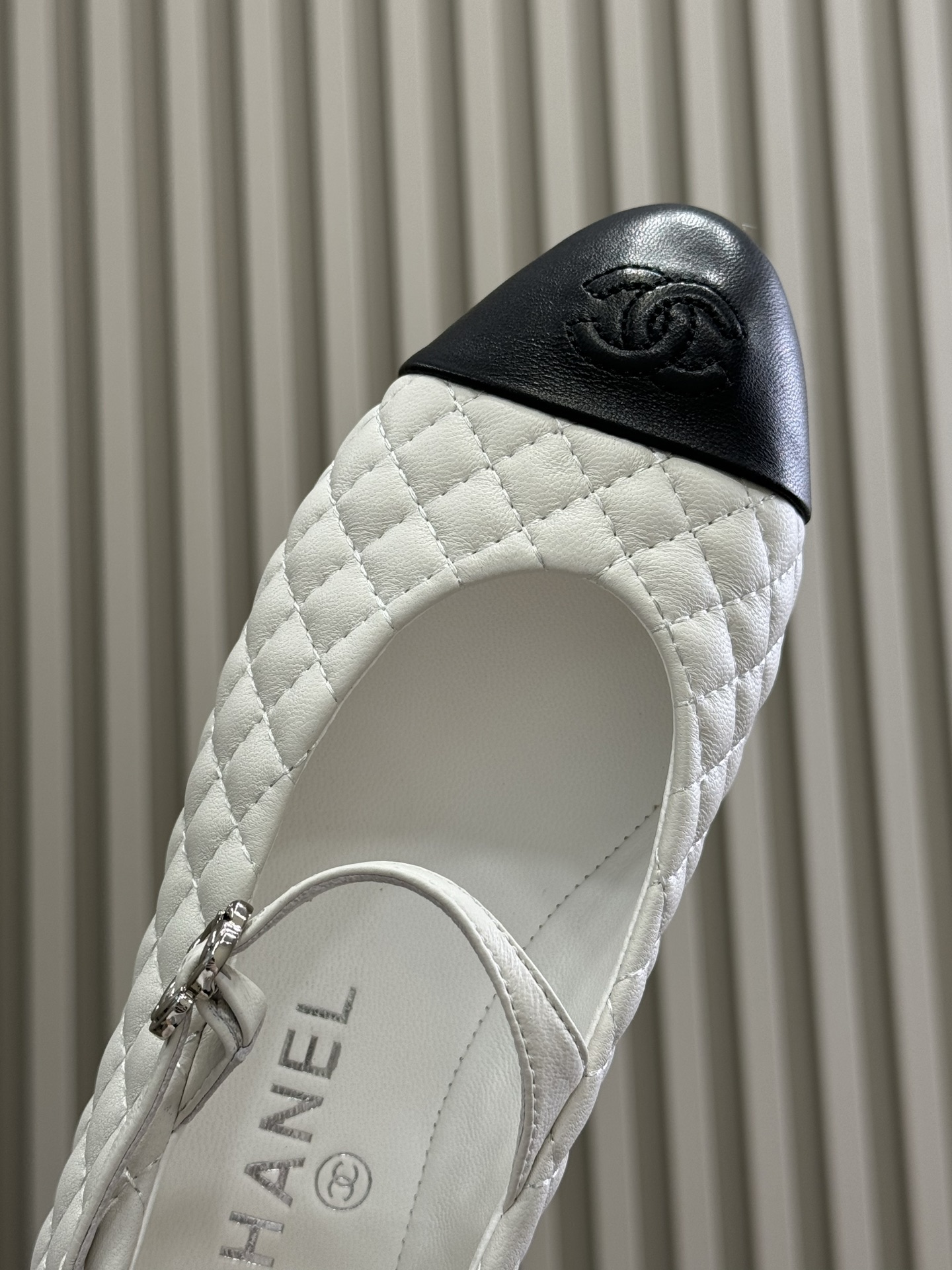 顶级版本
chanel 25a new arrival～
小香25早秋手工坊系列，小羊皮菱格纹玛丽珍鞋，