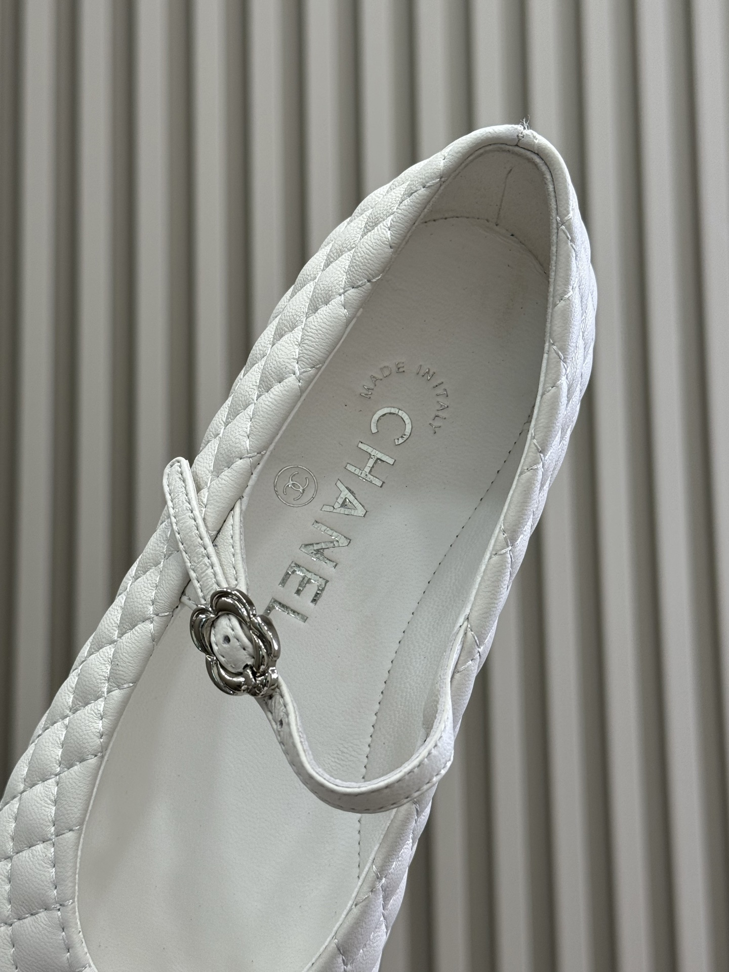 顶级版本
chanel 25a new arrival～
小香25早秋手工坊系列，小羊皮菱格纹玛丽珍鞋，
