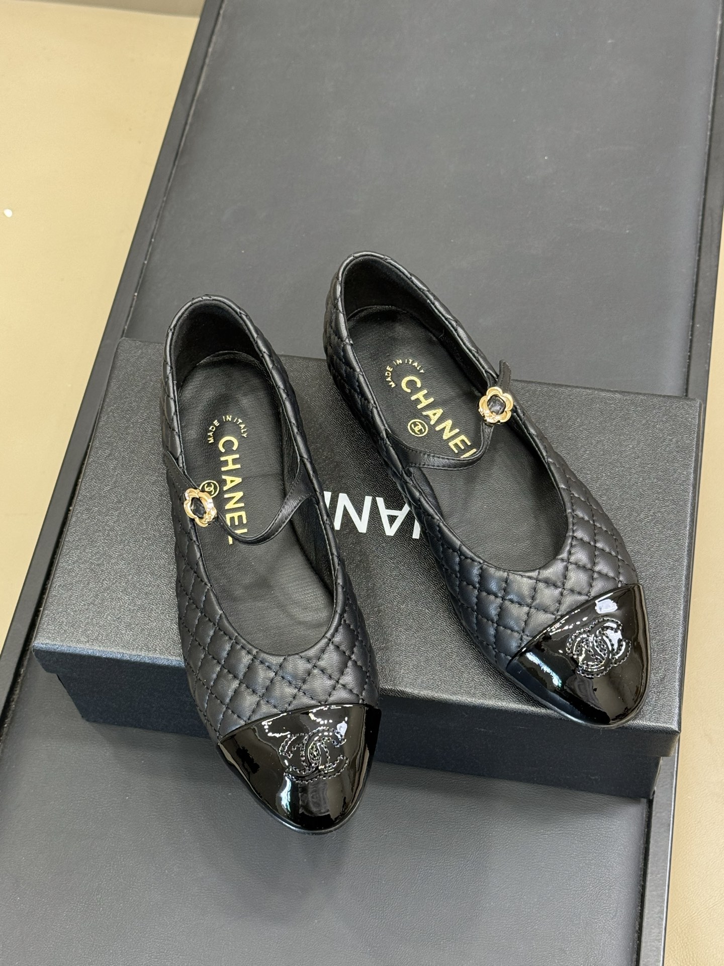 顶级版本
chanel 25a new arrival～
小香25早秋手工坊系列，小羊皮菱格纹玛丽珍鞋，