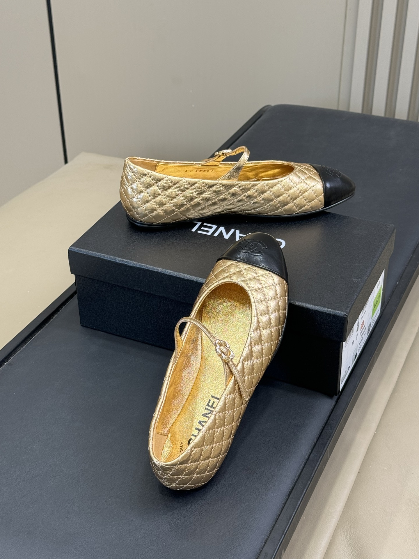 顶级版本
chanel 25a new arrival～
小香25早秋手工坊系列，小羊皮菱格纹玛丽珍鞋，