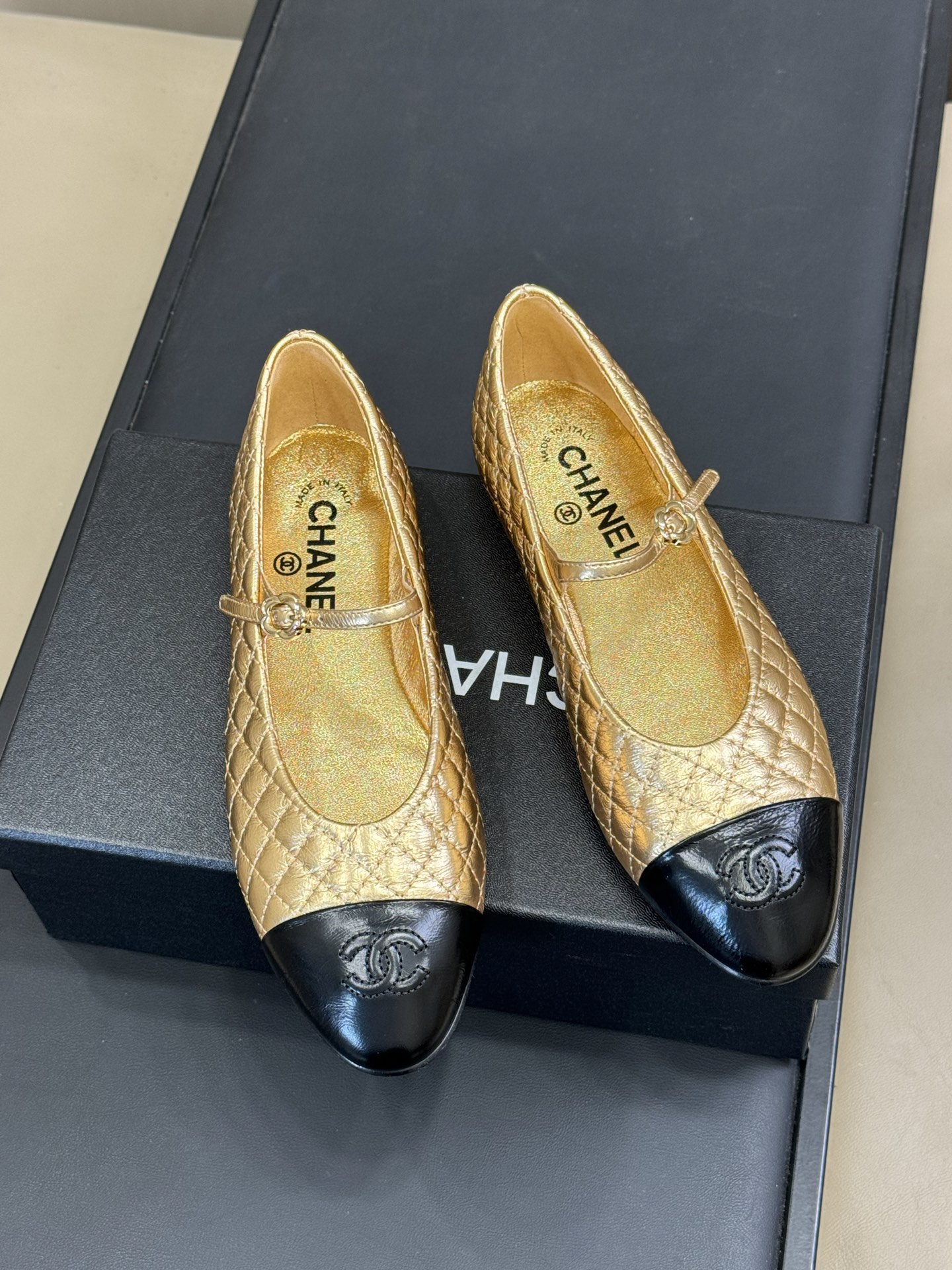 顶级版本
chanel 25a new arrival～
小香25早秋手工坊系列，小羊皮菱格纹玛丽珍鞋，